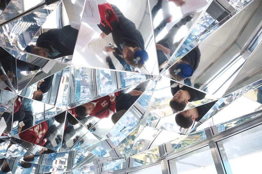 ホームランなみちさんのインスタグラム写真 - (ホームランなみちInstagram)「東京ホームランタワー★スペシャル映像★オフショット . 11月20日に東京タワーの260インチの大型ビジョンで流して頂いたスペシャル映像のオフショットです📷✨ . 撮影でトップデッキツアーに行きました✨ トップデッキツアーとは、東京や東京タワーの歴史、現在、未来を感じる体験型展望ツアー✨ 60周年にあたり新たにリニューアルされた新アトラクション!!! 高さ250mの特別な空間で、異世界に来たような体験が出来るんです😳✨ 展望台からの景色はもちろん!!! ジオメトリックミラーに外からの自然光が反射して、キラッキラ✨ 本当に綺麗でした☺️💓 昼間の時間帯に参加しましたが、夕方、夜になるとどんな世界になるのか…想像するだけでワクワクします♫ また必ず登ります!!! . 最後の写真はトップデッキから見えた富士山🗻✨ こんなに綺麗に見えたんです🥺 天気にも恵まれて、本当に幸せでした☺️✨ . #731ALLSTAR #東京ホームランタワー #🗼 #東京タワー #富士山  #特番  #wio #トップデッキツアー」11月29日 12時09分 - nami_onpu_uta