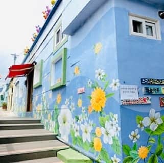 山田さくらさんのインスタグラム写真 - (山田さくらInstagram)「【釜山♡】アートで溢れる街づくり﻿⠀ 〜韓国のマチュピチュ〜﻿⠀ ﻿⠀ 釜山で行ってみたい場所といえばここですよねପ(⑅ˊᵕˋ⑅)ଓそれは、、、ここ🤗💓﻿⠀ ﻿⠀ 韓国のマチュピチュとも呼ばれている、甘川文化村(カムチョンムナマウル)♬♬﻿⠀ ﻿⠀ カラフルな絵や壁画、ショップやカフェがある村で街全体が路上美術館🌈☀️﻿⠀ ﻿⠀ とっても素敵過ぎて女子3人ニヤニヤが止まらないヾ((｡･ﾛ･｡`))ﾉ✨✨また深い法令線が出来ちゃったかも🤣🤣💦﻿⠀ ﻿⠀ ここは是非行って欲しいスポットの一つです💓💓﻿⠀ ﻿⠀ さくらInstagramこちら﻿⠀ 👉@sakura.yamada0414﻿⠀ ﻿⠀ ﻿⠀ ﻿⠀ #釜山 #プサン #女子旅 #旅行 #旅行好きな人と繋がりたい #旅 #海外旅行 #女子会 #女子力 #海外旅行好きな人と繋がりたい #可愛い #かわいい #30代 #独身 #独身女子」11月29日 12時30分 - sakura.yamada0414