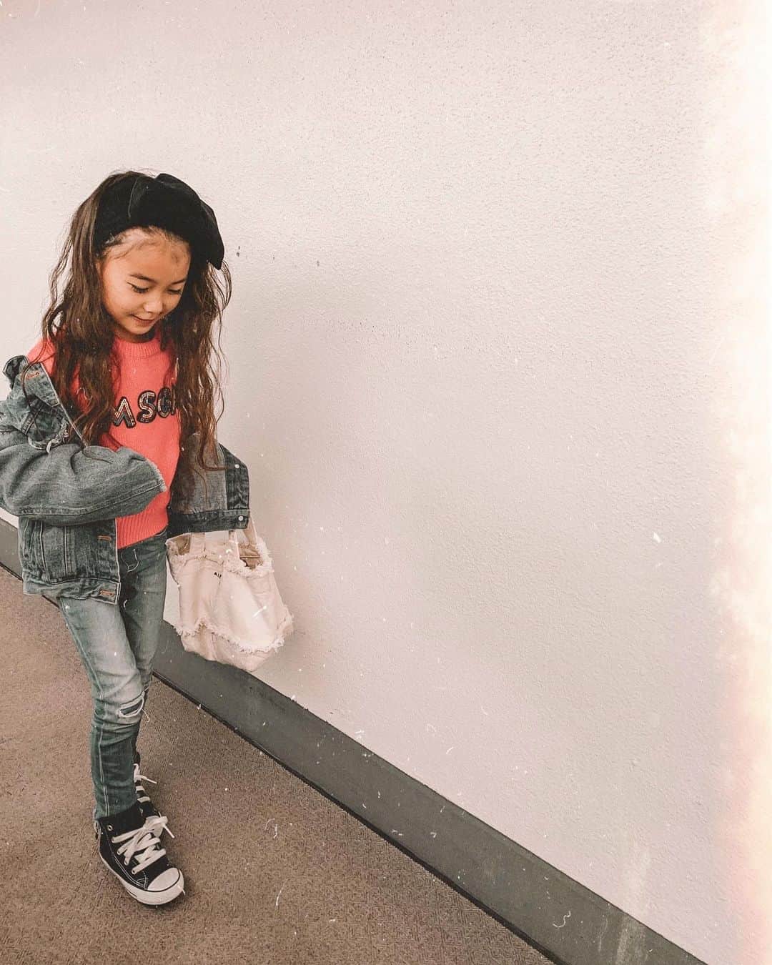 ✷kana✷のインスタグラム：「👧🏽 . . キッズコーデもっと見たいと メッセージいただくので載せます😌 . 最近getしたMSGMのニットにワンピ！ @babyshop  スウェーデン発のベビー&キッズファッション サイトなんだけど、日本未入荷のアイテムも 簡単に買えちゃうの！ ブランドも豊富だしほんとおすすめ！ 今日までBLACK FRIDAY SALEやってるので ぜひチェックしてね✔️ 日本語サイト↓↓↓ https://jp.babyshop.com/ . . #babyshop #ベイビーショップ #msgm #babyshopblackfriday」