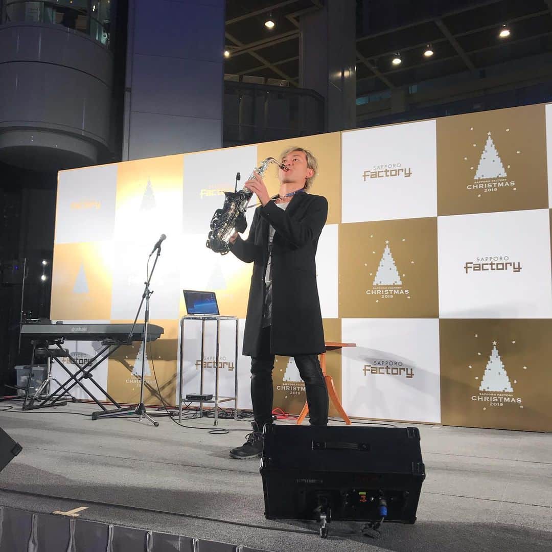 のインスタグラム：「本日のスペシャルゲスト！ サックスプレイヤー津田征吾！ 彼はなんと！ 2011年紅白歌合戦で椎名林檎さんのバックバンドで参加！ 嵐さんのシングルにもサックス奏者として参加！ . 今はSTAR BELL PLUSというユニットを組み活動しています！ . とても素晴らしいサックス奏者の彼をお招きしてお届けします！ライブ前に彼のソロステージもあります！！！ . 当日券あるよ！ ぜひぜひたくさんの皆様に来てもらいたい！お待ちしています！！！ . . ＊＊＊＊＊＊＊＊＊＊＊＊＊＊＊＊＊＊＊＊ ‪浅井未歩ワンマンライブ2019ファイナル〜涙のさきに〜‬ ‪[日時]2019年11月29(金) ‬ ‪open18:30  start19:00‬ . ‪[場所] : 札幌KRAPS HALL‬ 札幌市中央区南4条西6丁目5番 タイムズステーション札幌すすきの1F （タイムズ駐車場ビル内の1階） . . ‪[チケット] : 前売3000円 当日3500円‬ ※ドリンク代別途¥600 . [席種]全自由 ※入場整理番号付 . . [問]KRAPS HALL 011-518-5522 ‪asaimiho.info@gmail.com‬ ‪＼サポートミュージシャン／‬ ‪key ナカムラジュンキ‬ ‪dr  ジューシー坂部‬ ‪ba  キムラケイコ‬ ‪gt  松本コーキ‬ ‪＼スペシャルゲスト／‬ ‪爽(Vo)津田征吾(sax)‬ ＊＊＊＊＊＊＊＊＊＊＊＊＊＊＊＊＊＊＊＊」
