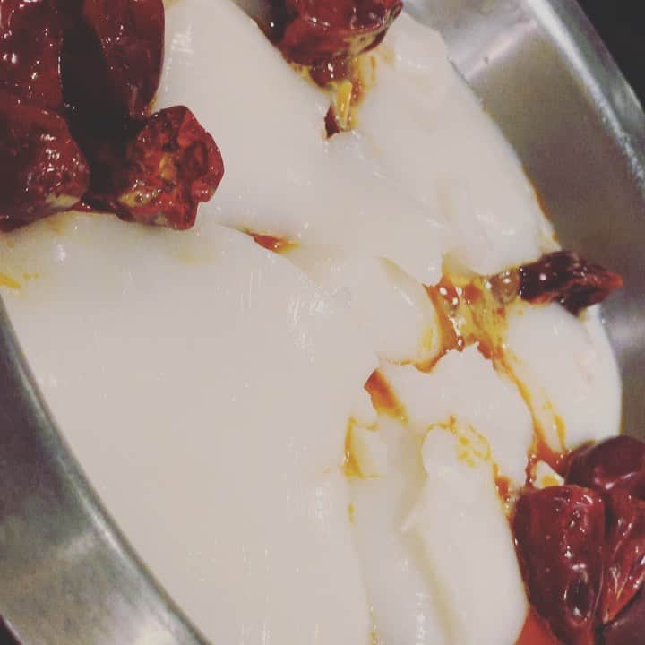 須黒清華のインスタグラム：「ストーリーに載せたら予想以上の反響があったので😳 こちらにもアップします〜✨ . ここの火鍋がまたどうしても食べたくなって、リピート🍲✨ この衝撃シーンに、両サイドのテーブルにいた見知らぬ方々も驚いて思わず寄ってきました（笑） . ですが、これを楽しみすぎてしばらく放置したらかなりの辛さになり、 ちょっとだけお腹が痛くなったことをここにご報告しておきます…笑 これに野菜🥦もたーっぷり入れて、本当に美味しい😍✨ #火鍋 #ぽこぽこ #衝撃 #コラーゲン #冬は鍋」