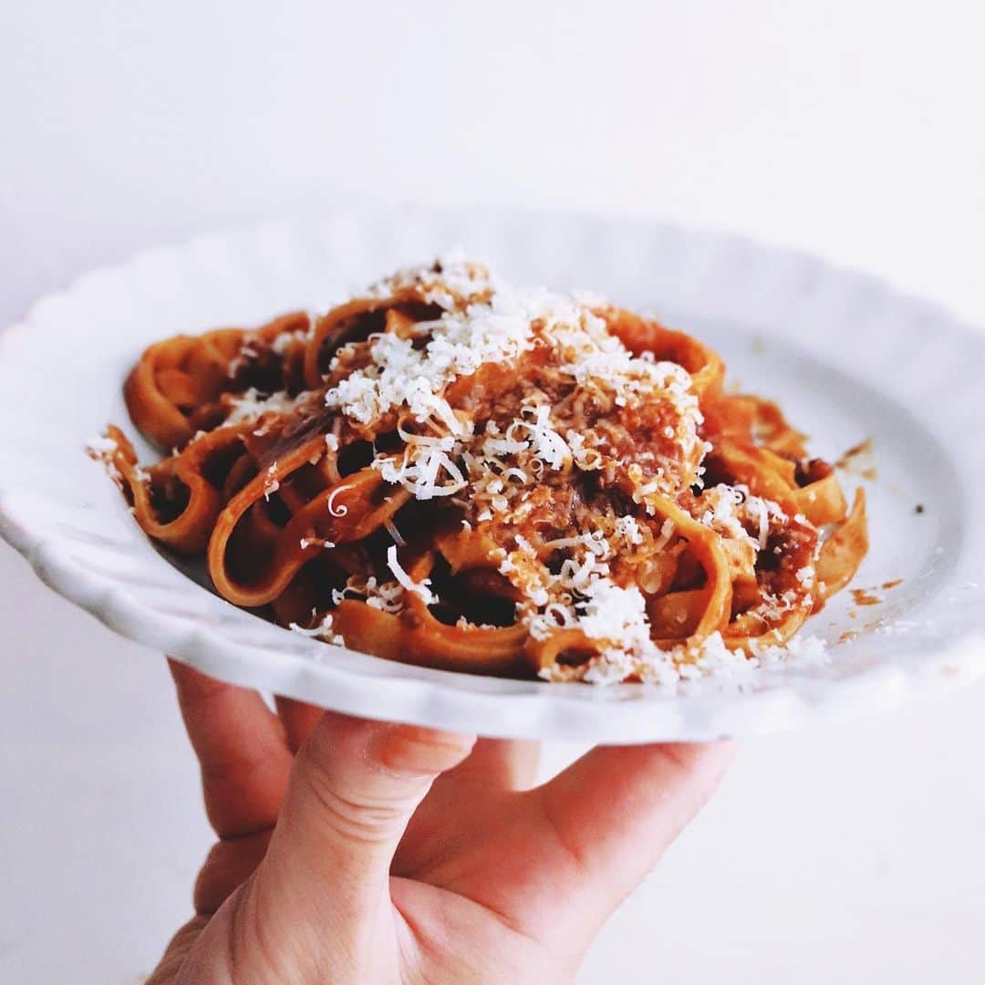 樋口正樹さんのインスタグラム写真 - (樋口正樹Instagram)「Tagliatelle Bolognese . ランチに美味しいパスタ。 簡単にケチャップ、挽肉、 玉葱で即席ミートソース。 . パスタはタリアテッレで、 PastificioSuginoの手打ち。 1人で200gをペロリです🍝 👉@pastificiosugino . . #tagliatellealragù #bolognese #ragubolognese #bolognafood #tagliatelle #fettuccine #topitalianfood #italyfood #italianfood #pastamania #pastalover #lovepasta #pastaitaliana #f52grams」11月29日 12時37分 - higuccini