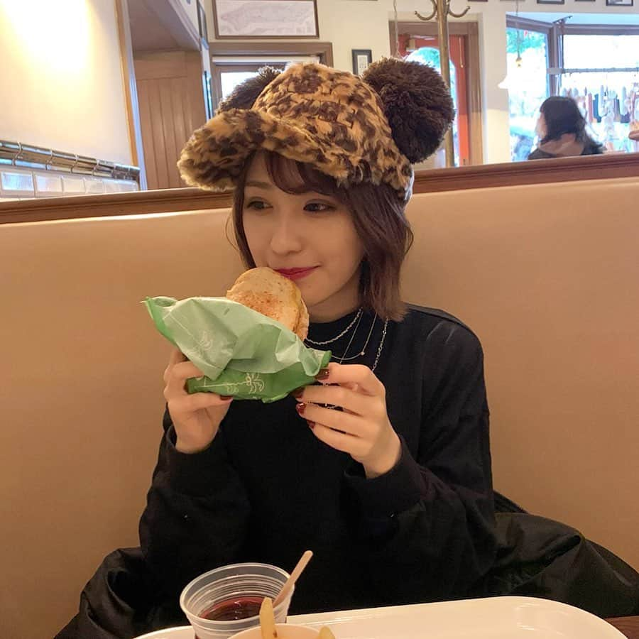 伊藤愛真さんのインスタグラム写真 - (伊藤愛真Instagram)「. 食べる4秒前、ネックレスが大渋滞」11月29日 12時30分 - __emagram