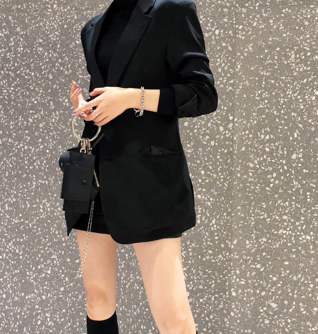 原涼香のインスタグラム：「Black Friday 🖤🖤ㅎㅎ osoiのバングルリングとってもお気に入り🇰🇷💓 カード財布とミニポーチ、サングラスケースの ３連でミニマルなデザインが本当にすき！ ㅤㅤㅤㅤㅤㅤㅤㅤㅤㅤㅤㅤㅤ」