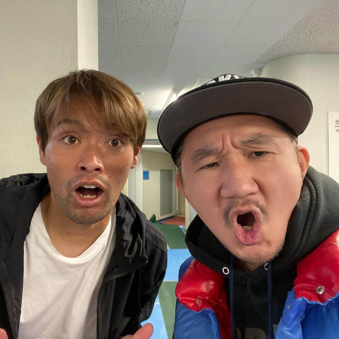 植田朝日のインスタグラム：「‪🔵🔴‬﻿ ‪明日の調布FM「TOKYO12RADIO」は今シーズン最後の放送⁉️‬﻿ ﻿ ‪いつものキャプテン、帰ってきたオガワマン、よーじろーパイセンのインタビューを撮ってありますよ。‬﻿ ﻿ ‪試合前にテンション上がる放送にするんでよろしくね！w‬﻿ ﻿ ‪#tokyo12‬﻿ ﻿」