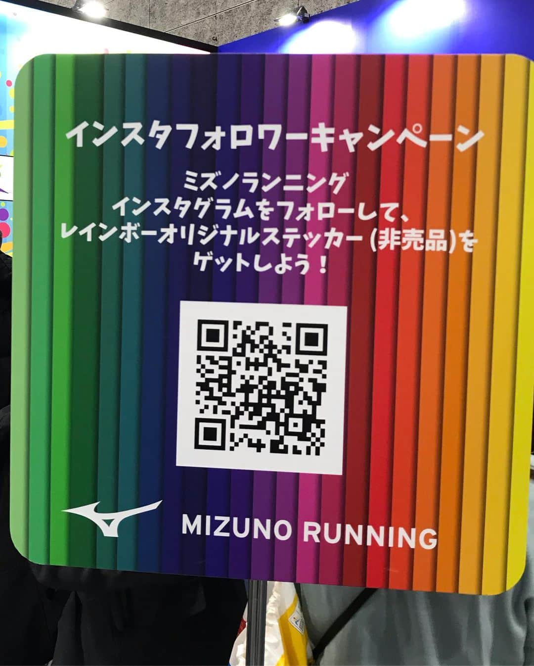 きゃっするひとみーさんのインスタグラム写真 - (きゃっするひとみーInstagram)「#大阪マラソン2019 EXPOでミズノブースのフォトコーナーに1日おりました🎶✨😊 . 富士山マラソン同様、海外ランナーの方の多さに驚きながら、みなさんと本番への意気込みを写真におさめました😂 . お写真撮っていただいたみなさまもありがとうございます😊😊✨ . 今回のウェアは全てミズノの新作なので購入できます😊✨ . ぱーこちゃんと2人で驚いてたのは、タイツのサポート力！！そして男女ともに同じ柄があること😍（男性ランナーでおしゃれなタイツ探してる方、特に必見です！！） . ランニングパンツは、マルチポケットでポーチを持たなくてもフルマラソン余裕で走れます✨ . そして靴！！ #ミズノウェーブライダー23 これが1日履いててもほんとに疲れない。安定感にも驚き、ブースの中でずっとバタバタと走ったり動いたりして色々確かめてました😍✨7色のレインボーカラーで大阪の街を走るのめっちゃ良くないですか？✨ . でもでも！たくさんあるミズノのシューズの中からどれが自分に合ってるか分からない。。そんな時は、COMPATH😍質問に答えていくだけで、オススメを教えてもらえます✨シューフィッターさんも沢山おられましたが、気軽にできるので是非一度ミズノブースへ✨✨✨ . @mizuno_running_jp」11月29日 23時26分 - takaxjumppp