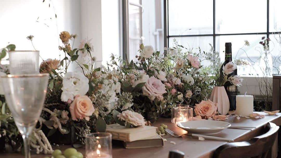 플로리스트 이주연 florist Lee Ju Yeonさんのインスタグラム写真 - (플로리스트 이주연 florist Lee Ju YeonInstagram)「. . tabledecoration . . #tabledecor #테이블데코 . 订花 WeChat ID vaness_flower 클래스상시모집 당일꽃주문가능 #수업문의 #주문예약 #lesson #Order  Katalk ID vaness52 WeChat ID vaness_flower E-mail vanessflower@naver.com . 강남구 역삼동608-16 📞02-545-6813 . #vanessflower #florist #flowershop #handtied #flowerlesson #花束 #花束包装 #바네스플라워 #플라워카페 #플로리스트 #꽃다발 #부케 #플로리스트학원 #역삼동꽃집 #역삼역꽃집 #언주역꽃집 #꽃꽂이수업 #플라워레슨 #꽃다발포장법 #꽃수업 #꽃주문 #하우스웨딩 #대관 #프로포즈대관」11月29日 23時32分 - vanessflower