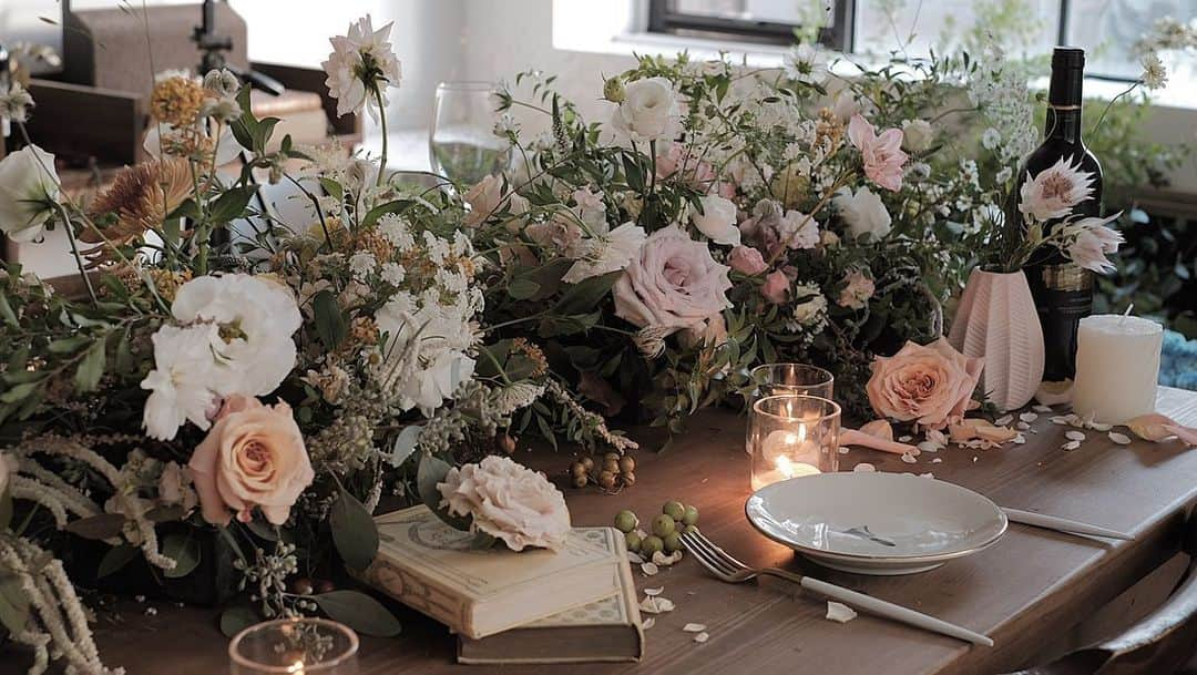 플로리스트 이주연 florist Lee Ju Yeonさんのインスタグラム写真 - (플로리스트 이주연 florist Lee Ju YeonInstagram)「. . tabledecoration . . #tabledecor #테이블데코 . 订花 WeChat ID vaness_flower 클래스상시모집 당일꽃주문가능 #수업문의 #주문예약 #lesson #Order  Katalk ID vaness52 WeChat ID vaness_flower E-mail vanessflower@naver.com . 강남구 역삼동608-16 📞02-545-6813 . #vanessflower #florist #flowershop #handtied #flowerlesson #花束 #花束包装 #바네스플라워 #플라워카페 #플로리스트 #꽃다발 #부케 #플로리스트학원 #역삼동꽃집 #역삼역꽃집 #언주역꽃집 #꽃꽂이수업 #플라워레슨 #꽃다발포장법 #꽃수업 #꽃주문 #하우스웨딩 #대관 #프로포즈대관」11月29日 23時32分 - vanessflower