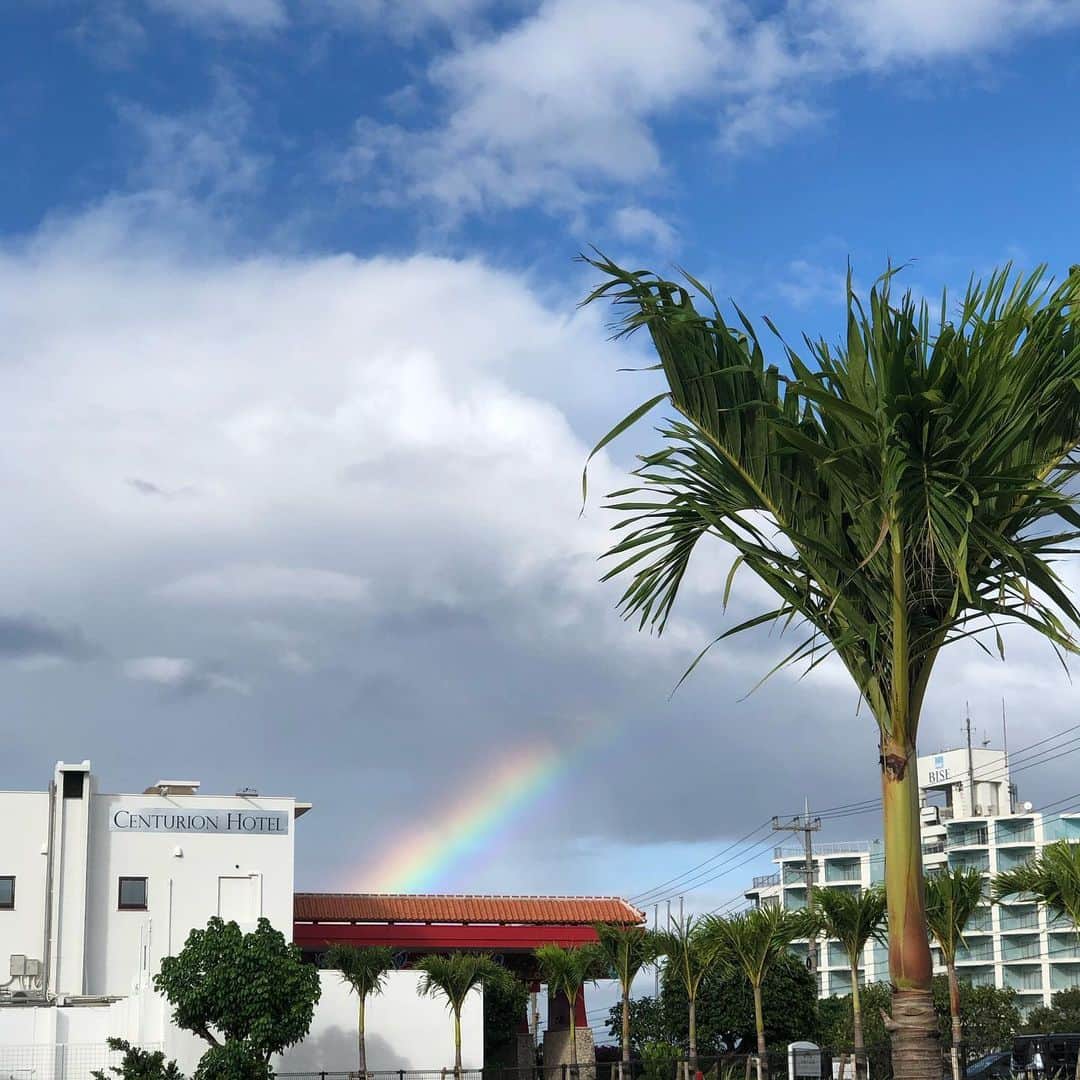 センチュリオンホテル&リゾートヴィンテージ沖縄美ら海のインスタグラム：「ハイサーイ😊 皆様、 いかがお過ごしでしょうか？  こんなにきれいな虹が！！🌈 本日の沖縄の天気ではないですが 皆様と一緒に会いたい気持ちで写真を撮りました。もっときれいだったけど写真の限界で😭 皆様に美しい沖縄をお見せできるようにこれからももっと一生懸命に写真を撮るようにします！！ 皆様のご来館 心よりお待ちしております🙇‍♀️ . . . #センチュリオンホテル  #沖縄 #美ら海  #centurionhotel  #okinawa #churaumi」