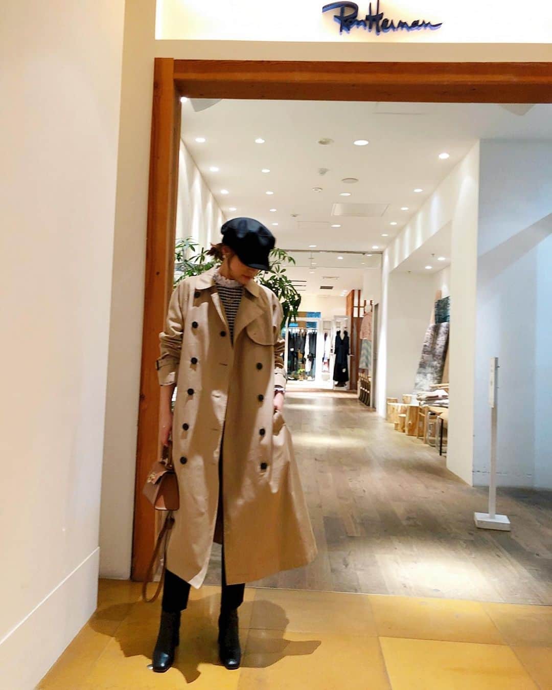 chayさんのインスタグラム写真 - (chayInstagram)「久しぶりにロンハーマンカフェへ☕️ここのプリンが大好き😘 tops..ZARA trench coat..NORK casquette..ZARA necklace..CADEAUX pierce..CHANEL bag..CARBOTTI boots..DIANA  #ronherman #ronhermancafe  #zara #nork #cadeaux #chanel #carbotti #diana」11月29日 21時58分 - chay1023_official