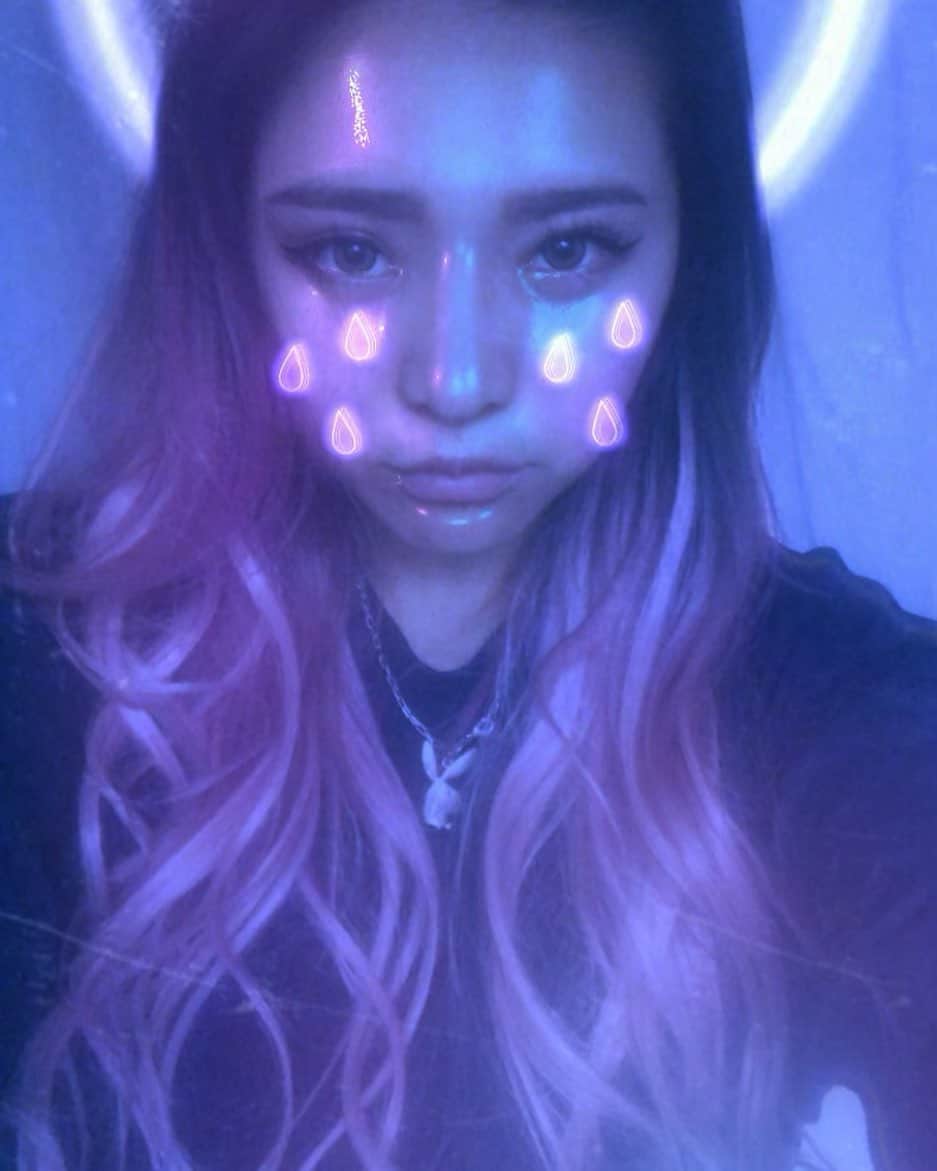 miniのインスタグラム：「🌝🌚 自分の人生は 自分の力で思い通りに必死に切り開いてきたけど、 人生が変わるくらい、自分では予想もしなかった事が起こる事もあるんだ💫 それが良いことでも、悪いことでも、 あなたの人生にとって、 それが今のベストであり、試練であり、 新しい明日への第一歩でもある。 人には何度かチャンスが訪れる。 その時、あなたがどう動くか。 人生の第二章が始まる。」
