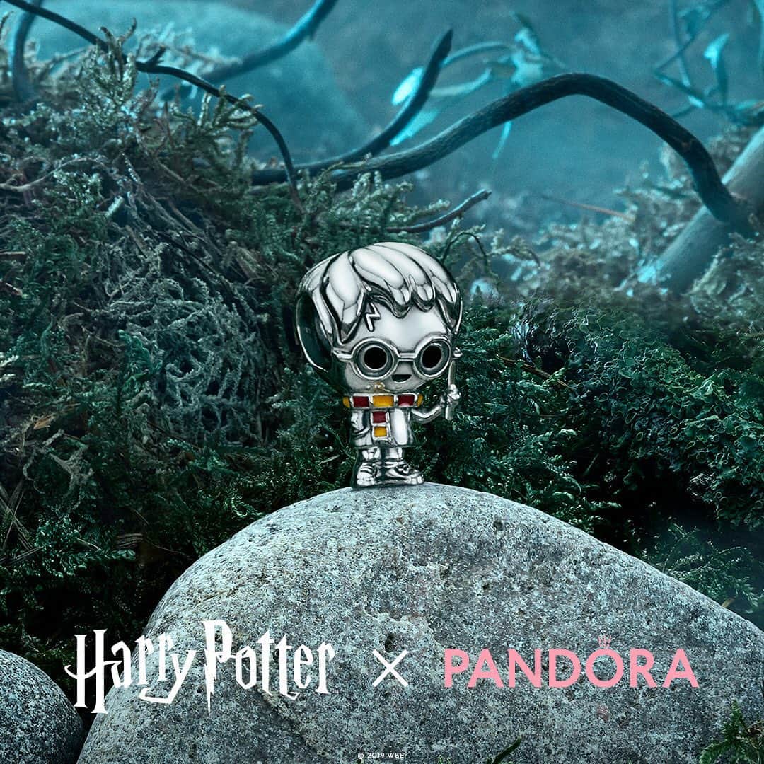 PANDORAさんのインスタグラム写真 - (PANDORAInstagram)「You don't have to be a witch or a wizard to align yourself to a Hogwarts house and show off your love for the Harry Potter universe. #HarryPotterxPandora #PandoraCharms #PandoraBracelet」11月29日 22時03分 - theofficialpandora