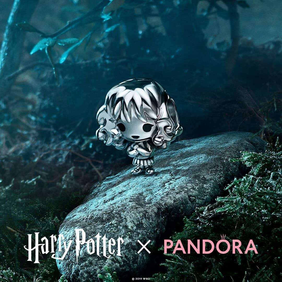 PANDORAさんのインスタグラム写真 - (PANDORAInstagram)「You don't have to be a witch or a wizard to align yourself to a Hogwarts house and show off your love for the Harry Potter universe. #HarryPotterxPandora #PandoraCharms #PandoraBracelet」11月29日 22時03分 - theofficialpandora