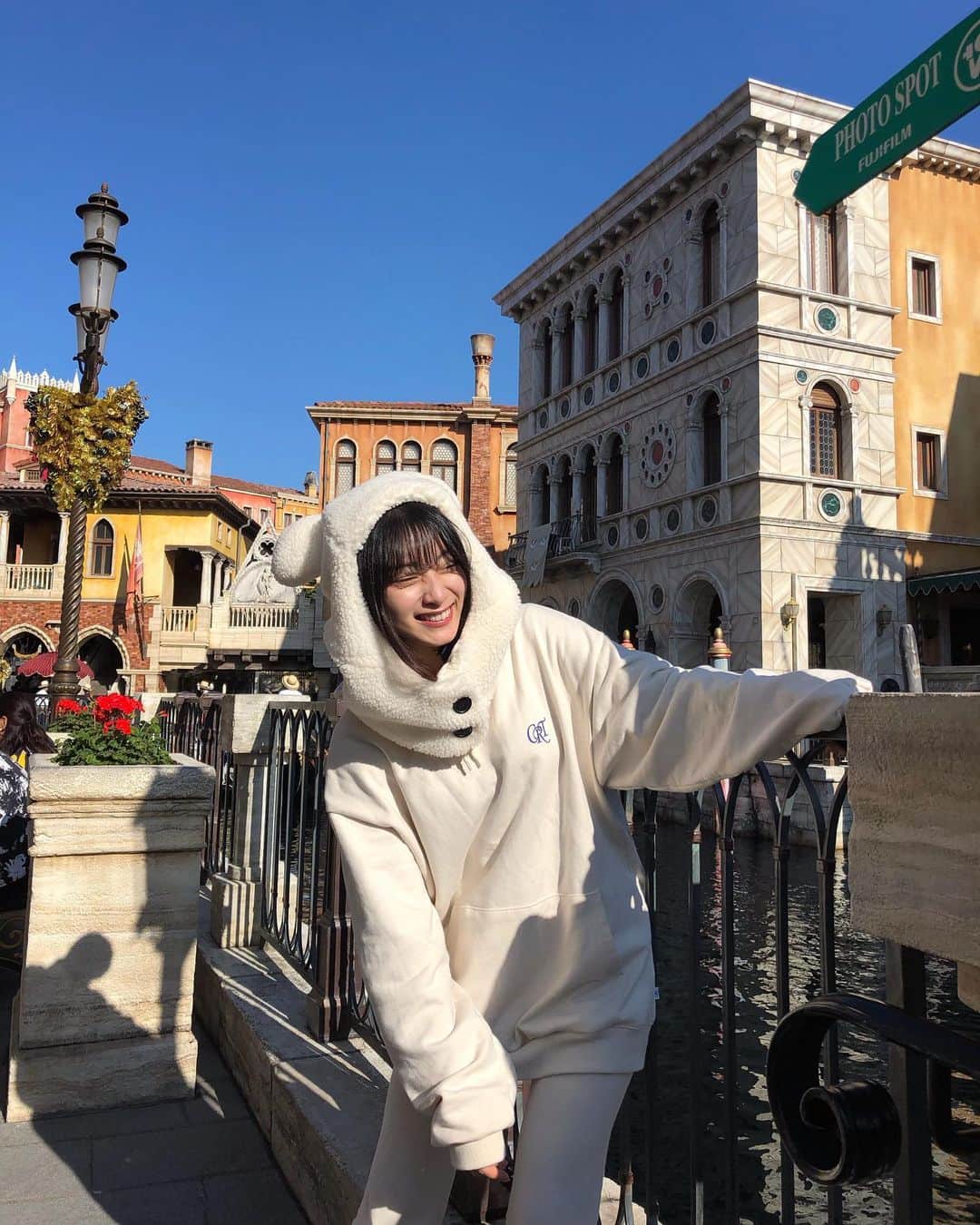 永井理子のインスタグラム：「こないだ、ディズニーいったときの！ まぶしいよねぇ😆😆 #tokyodisneysea」