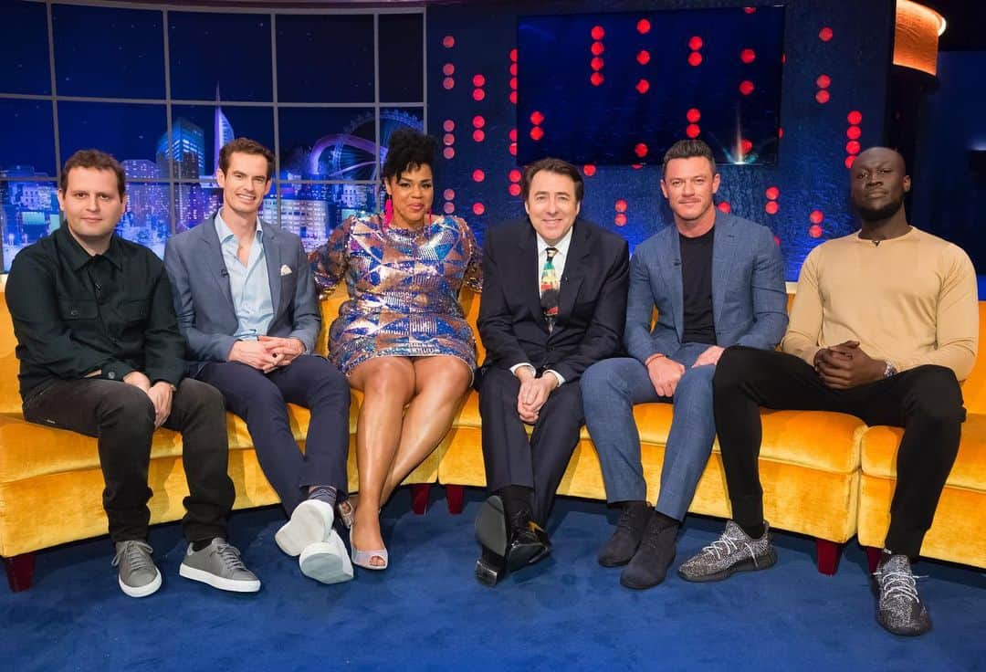 ルーク・エヴァンズさんのインスタグラム写真 - (ルーク・エヴァンズInstagram)「Tune in tomorrow @thejonathanrossshowofficial Saturday evening at 10:10pm on @itv for a very busy sofa full of really amazing people, and Jonathan!! Love ya @mewossy thanks for having me on the show again. 🙏🏼」11月29日 22時07分 - thereallukeevans