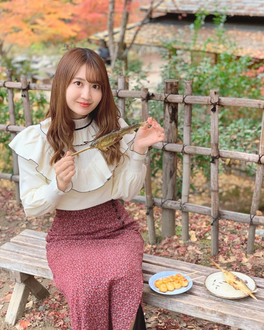 沢井里奈さんのインスタグラム写真 - (沢井里奈Instagram)「♡ . 子持ち鮎🐟お団子🍡食べました🥰 . 子持ち鮎は去年売り切れで 食べれなかったから 今年まだあってよかった〜☺️💓💓 . 紅葉を眺めながら食べるの 最高すぎました🥺🥺🥺❤️ . #camera #portrait #lilybrown #apuweiserriche #ootd #coordinate #instalove #instagood #instagramjapan #japanesegirl #girls #풍경 #팔로우 #香嵐渓 #紅葉 #もみじ #紅葉狩り #紅葉祭り #紅葉スポット #紅葉狩りコーデ #愛知県 #足助町 #ポートレート #さわーおでかけ #さわーコーデ #沢井里奈」11月29日 22時09分 - sawairina