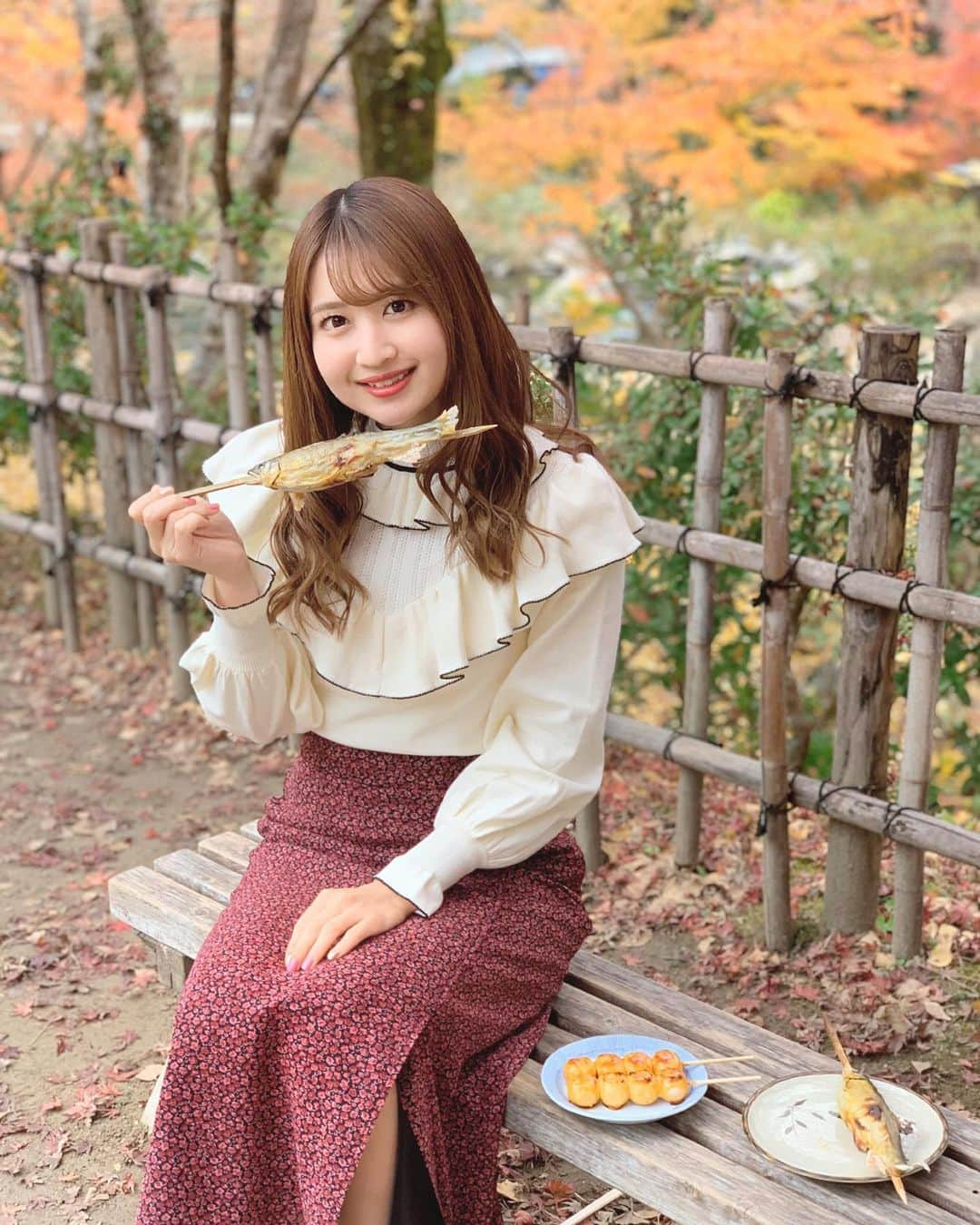 沢井里奈さんのインスタグラム写真 - (沢井里奈Instagram)「♡ . 子持ち鮎🐟お団子🍡食べました🥰 . 子持ち鮎は去年売り切れで 食べれなかったから 今年まだあってよかった〜☺️💓💓 . 紅葉を眺めながら食べるの 最高すぎました🥺🥺🥺❤️ . #camera #portrait #lilybrown #apuweiserriche #ootd #coordinate #instalove #instagood #instagramjapan #japanesegirl #girls #풍경 #팔로우 #香嵐渓 #紅葉 #もみじ #紅葉狩り #紅葉祭り #紅葉スポット #紅葉狩りコーデ #愛知県 #足助町 #ポートレート #さわーおでかけ #さわーコーデ #沢井里奈」11月29日 22時09分 - sawairina