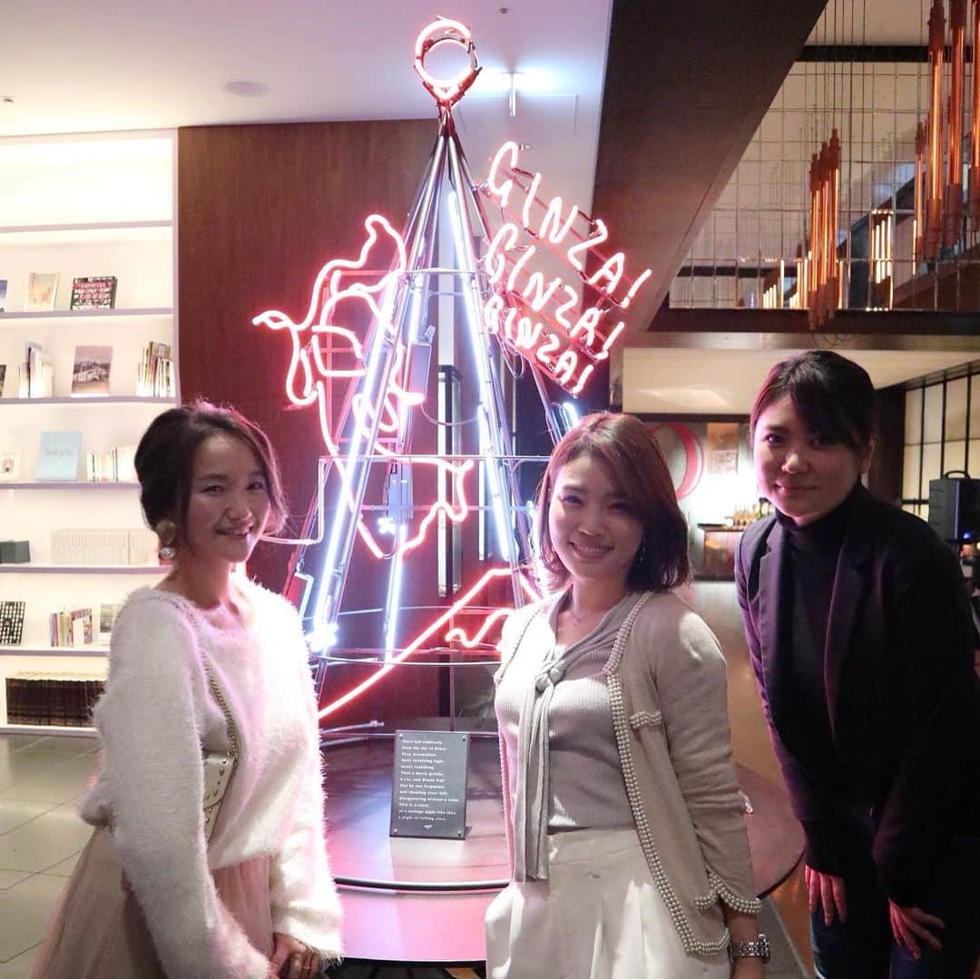リナのインスタグラム：「🎄🎄 HYATT CENTRIC GINZA TOKYO  のクリスマスツリー点灯式に with girls 3人でお邪魔してきました⭐️ @hyattcentricginza .  馴染みのあるモミの木の クリスマスツリーとは違い こちらのツリーはなんとネオン‼️⭐️ . 今までにない未来的な印象の ネオンツリーは、 デザイナーNATSUHIDEさん率いる アートユニット『Neon Yup Torrid』が手掛ける 【星降る夜】がテーマ💫 . 銀座の街に降り注ぐ星や 夜の街を楽しむ芸者の姿、 猫や富士山が🗻描かれています🐱 . クリスマスの夜を華やかに彩る、 令和最初のクリスマスディナーコース 「Christmas Special Course」も 2019年12月21日（土）- 12月25日（水）に開催🍽🍷 . アーティスティックな ネオルツリーを眺めながら、 クリスマスシーズンを楽しみましょう🎅 ........................................................... #HyattCentricginzatokyo #ハイアットセントリック銀座東京 #クリスマスツリー点灯式 #クリスマス #クリスマスツリー #NYT #neonyuptorrid ネオンツリー #Neon #クリスマスディナー　#with #withgirls #withonline_jp #銀座 #Ginza」