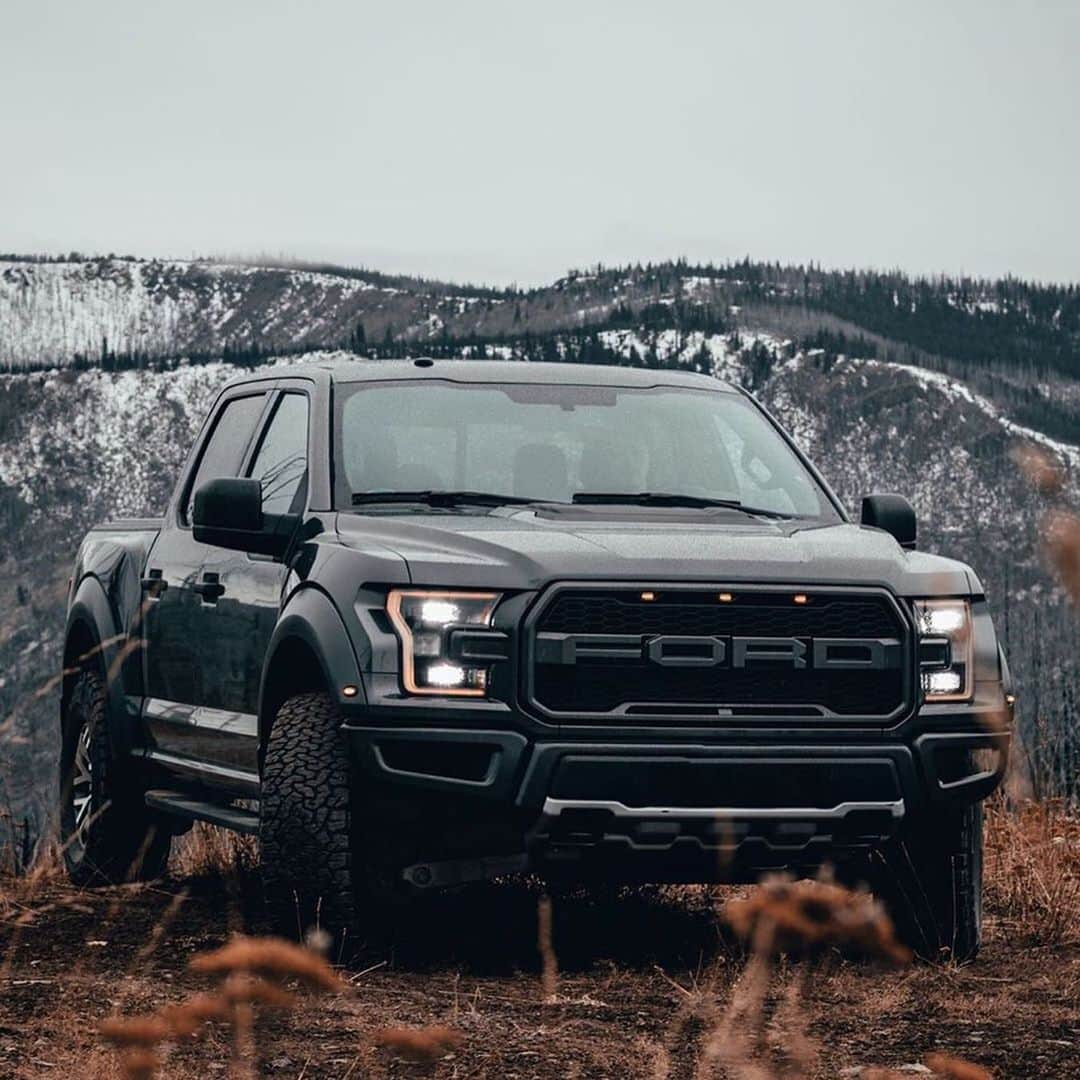 Fordさんのインスタグラム写真 - (FordInstagram)「Our kind of #BlackFriday. . 📸 @srkraakmo, @capra5.0, @shutt.er . . . . . Shown with available aftermarket accessories. .  #Ford #FordTrucks #FordMustang #FordRaptor」11月29日 22時09分 - ford