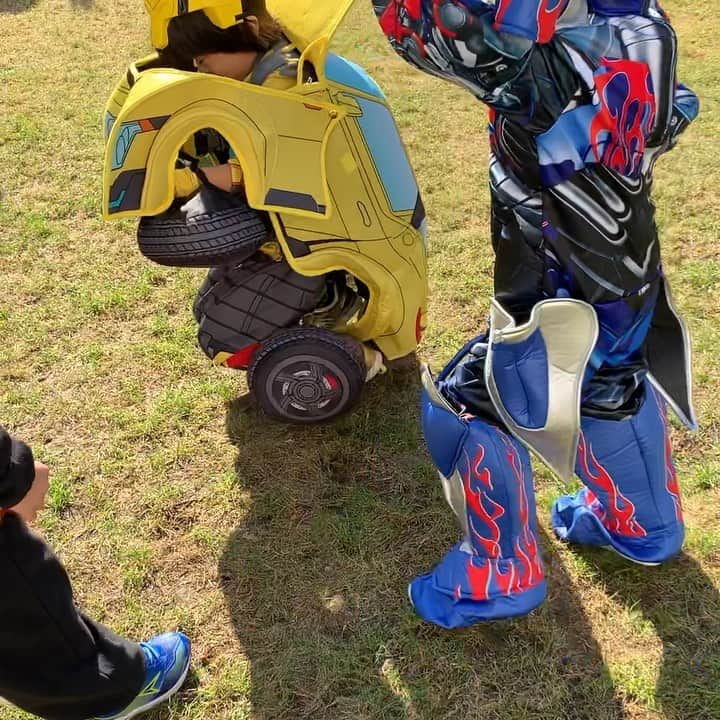 イズミカワソラのインスタグラム：「そういえばインスタ冬眠してました(^_^;) ・ ・ ちょっと前になってしまったけど、息子ちゃんの今年のハロウィンは大好きなトランスフォーマーのバンブルビーにww ・ ・ 自力でトランスフォームして車になれる！ってやつww ・ ・ ご満悦でした♪」
