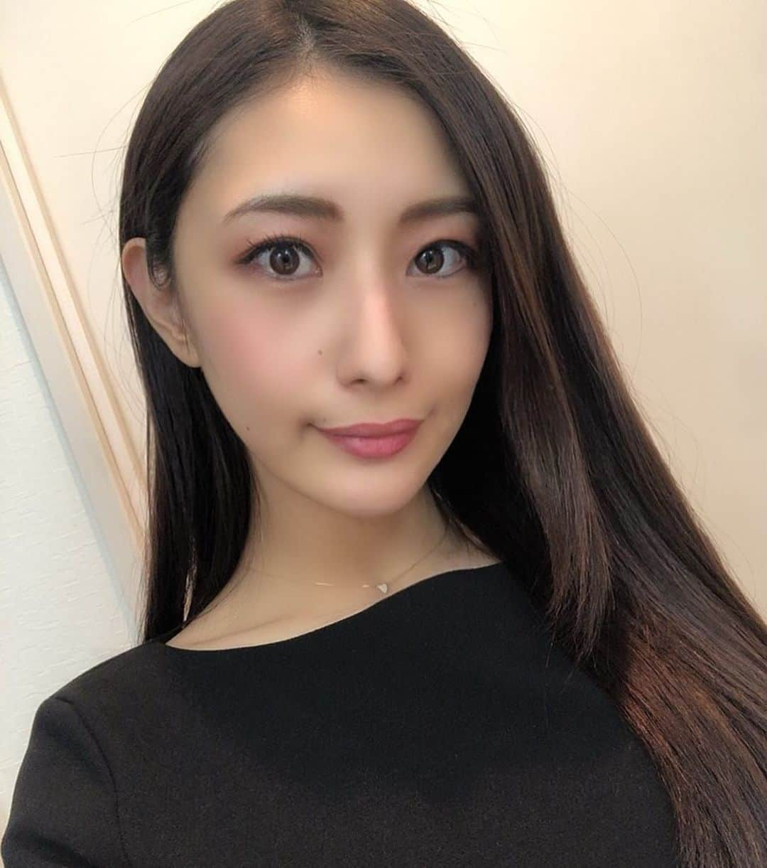 青山千夏さんのインスタグラム写真 - (青山千夏Instagram)「最近乾燥で肌荒れがひどかったのでエレナクリニック @elena__clinic でシャネル注射をしてもらいました🥺💕 薬剤はお肌の悩みによって好きなものを選べます🙆‍♀️✨ 前回は美肌だけじゃなくて美白効果もあるピンクシャネルをやったんだけど、今回は成長因子を入れてもらったよ✌️✨ 成長因子は骨の再生医療とかにも使われていて、肌に入れると細胞の再生を促進してくれるのでアンチエイジングにいいんだよ〜😘❤️ お肌もちもちになった！！ お肌は何歳になっても綺麗にいたいので定期的に通おうと思います🧸✨ 看護師さんに肌荒れの相談したらケアの方法を親身になって教えてくれて、そういうところもエレナクリニックの好きなところです🏥  #エレナクリニック #シャネル注射  #ダーマペン4 #水光肌 #美肌  #ツヤ肌 #美容クリニック #美容皮膚科 #新宿」11月29日 22時14分 - chinatsu_aoyama0819