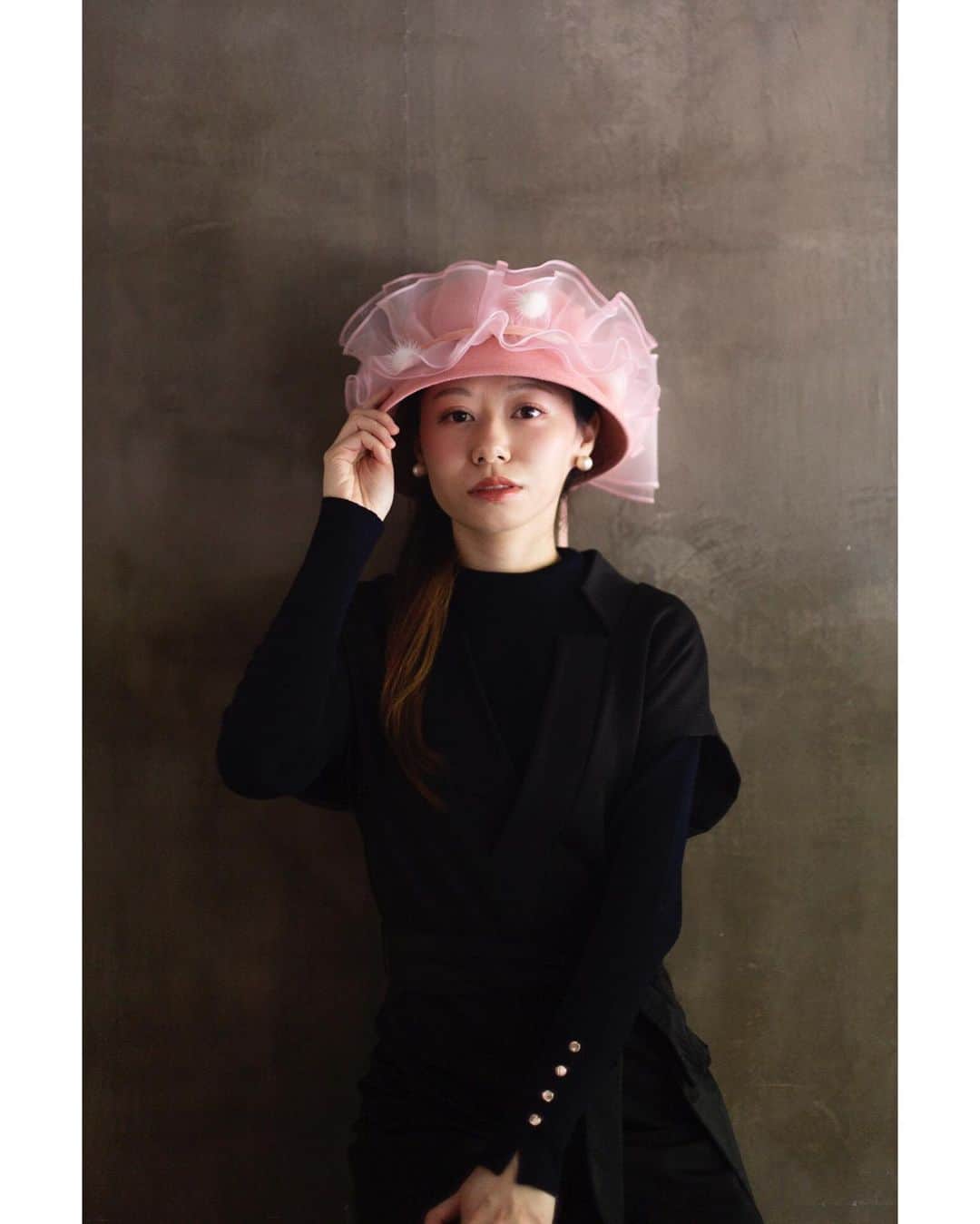 のインスタグラム：「CA4LA GINZA SIX STORE LIMITED ITEM NOW ON SALE! ──────── CA4LA GINZA SIX店のクリスマス限定アイテムは、1点1点アトリエデザイナーが製作する「CA4LA Atelier Made」のクロシェハット。 夜のクリスマスに降る雪のイメージしたクロシェ。カサブランカテイストのレトロなフォルムのラビットファー帽体にシルクオーガンジーを重ねてエレガントかつクラシックに仕上げました。波打つチュールに細いベロアのリボンを重ね、ところどころにファーのポンポンをあしらったパーティースタイルにもオススメの逸品です。 . . Name. SI 雪の妖精 Price. ¥42,000+tax Color. ブラック、ホワイト、ピンク Number. CAM60058 . 素材：[本体]：ラビットファー100% [飾り部分]絹50%、ポリエステル50% . . #GINZASIX #限定アイテム #銀座限定 #ginza #クリスマス限定 #ハンドメイド #CA4LAAtelierMade #ca4la #hats #カシラ #帽子 #ハット #カサブランカ #フェルトハット #クチュールハット #ドレスハット #帽子コーデ #コーディネート #madeinjapan #日本製 #fashionphography #ig_portrait #ig_photooftheday #portraitmood #makeportraits #theportraitpr0ject」