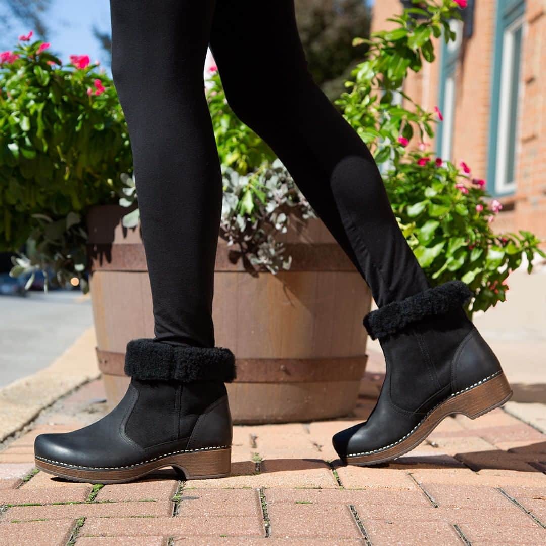 ダンスコさんのインスタグラム写真 - (ダンスコInstagram)「Just in time for cold weather...Shop Bettie at the link in the bio. . . . #dansko #instalove #boots #shoes #danskos #justyourfavorites #instagood #danskostyle #comfort #cozy #newshoes #booties #cozystyle #cozybooties #style」11月29日 22時19分 - dansko