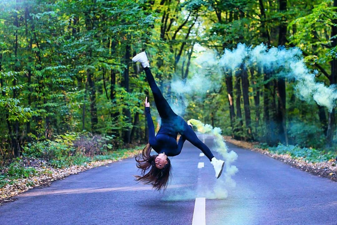 ラリサ・ヨルダケのインスタグラム：「Overthinking.  will destroy your mood.  Breathe and let go.💫」
