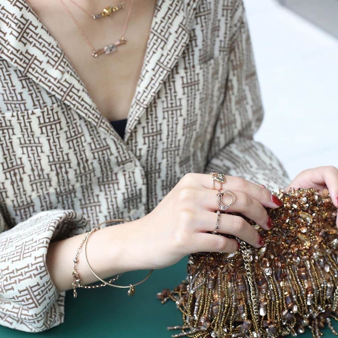 ジャマンピュエッシュのインスタグラム：「Hand-embroidered sparkles of autumn on this exquisite evening bag.」