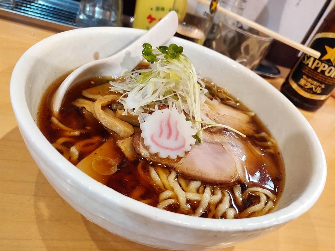 のインスタグラム：「＿＿＿＿＿＿＿＿＿＿＿＿＿＿＿＿＿ 🍜：魂の中華そば(当社比3倍) 🏠：魂麺(本八幡) ￣￣￣￣￣￣￣￣￣￣￣￣￣￣￣￣￣ 【好奇心が開放する時こそ至福の時】 久しぶりに早く帰れたもんで本八幡直行便。ゆるりと飲めや食えやと最終形は魂麺の悪魔。途中に中華そばマイスター( @tomo_crossover )が現れ、雑談からのオーダー。それを臆する事なく承ける店主に悶絶！からの… . ちゃっくどぉ〜ん！！ . ぬぬぬ！これは初めて食べた悪魔を思い出す鮮烈なインパクト。酔いも覚めるような刺激的しょっぱさ。まさに悪魔的！当社比3倍のカエシは、ベースのスープが如何に鰹を効かせたものかを解らせる。醤油のストレートな味わいが味覚をノックアウト。相変わらず麺がすこぶる美味い。普段と違う粉を使っているらしいが、そんなの知らずにウマくて啜る。 今宵は少し度が過ぎたので、もう一度普通にいただくとしよう。」