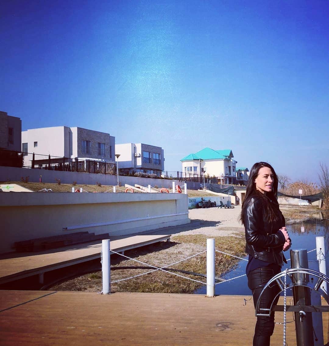 カタリナ・ポノルのインスタグラム：「Relaxing day  here in @cosmopolis_bucuresti」