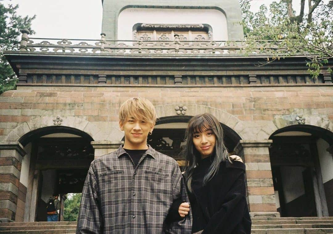 honoka のインスタグラム：「ひびきとゆうすけと前﻿ 金沢の尾山神社行ったとき﻿ ﻿ "家族旅行で子供に煽られて﻿ 何十年かぶりにツーショット撮らされた両親"﻿ ﻿ ってテーマで撮ったんやけど。笑﻿ 絶妙に表現できてる気がする😂💕﻿ 顔おもろい😂 ﻿ 明日、明後日﻿は ツアー埼玉と横浜です！﻿ ﻿ 楽しもうねー！！ やっぱフィルムってええなー❤️」