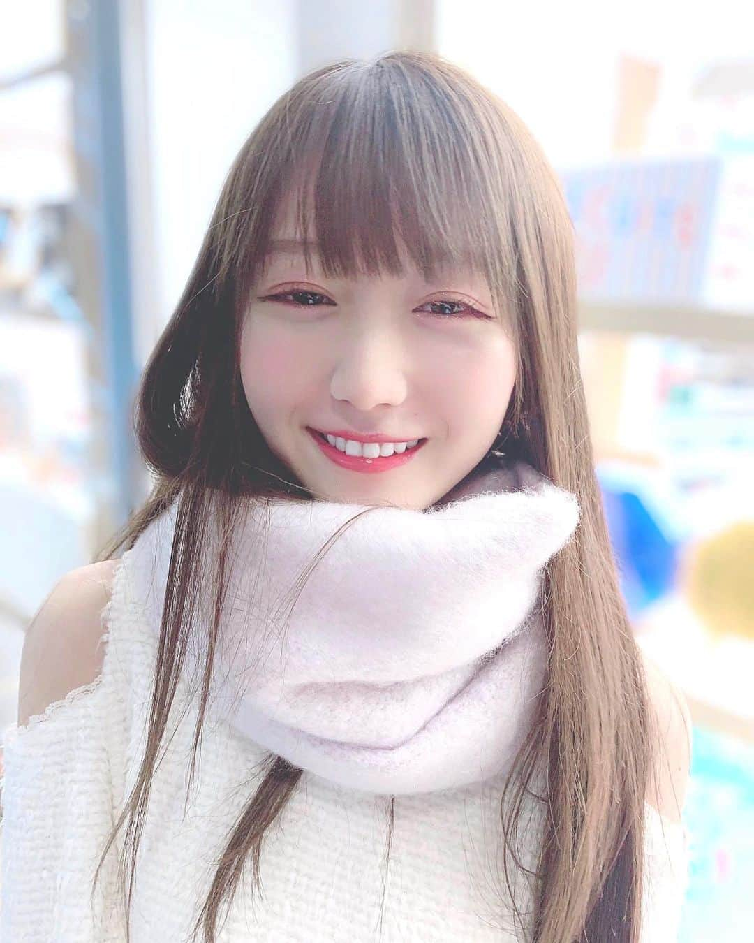 大谷映美里さんのインスタグラム写真 - (大谷映美里Instagram)「☃️❄️☃️❄️ ㅤㅤㅤㅤㅤㅤㅤㅤㅤㅤㅤㅤㅤ お母さんとちょこっとおでかけ 🐈 ㅤㅤㅤㅤㅤㅤㅤㅤㅤㅤㅤㅤㅤ 冬でも肩出しのお洋服が好きだし 生足で外に出ちゃうな〜 ㅤㅤㅤㅤㅤㅤㅤㅤㅤㅤㅤㅤㅤ なんで？って言われるけど ただ自分の好きなお洋服を着て自信持ちたいって そういう理由…☺️ ㅤㅤㅤㅤㅤㅤㅤㅤㅤㅤㅤㅤ ワンピは去年の #honeycinnamon さんとのコラボ服、 ラベンダー色のマフラーは #plaza で見つけました ♡ ㅤㅤㅤㅤㅤㅤㅤㅤㅤㅤㅤㅤㅤ」11月29日 22時32分 - otani_emiri