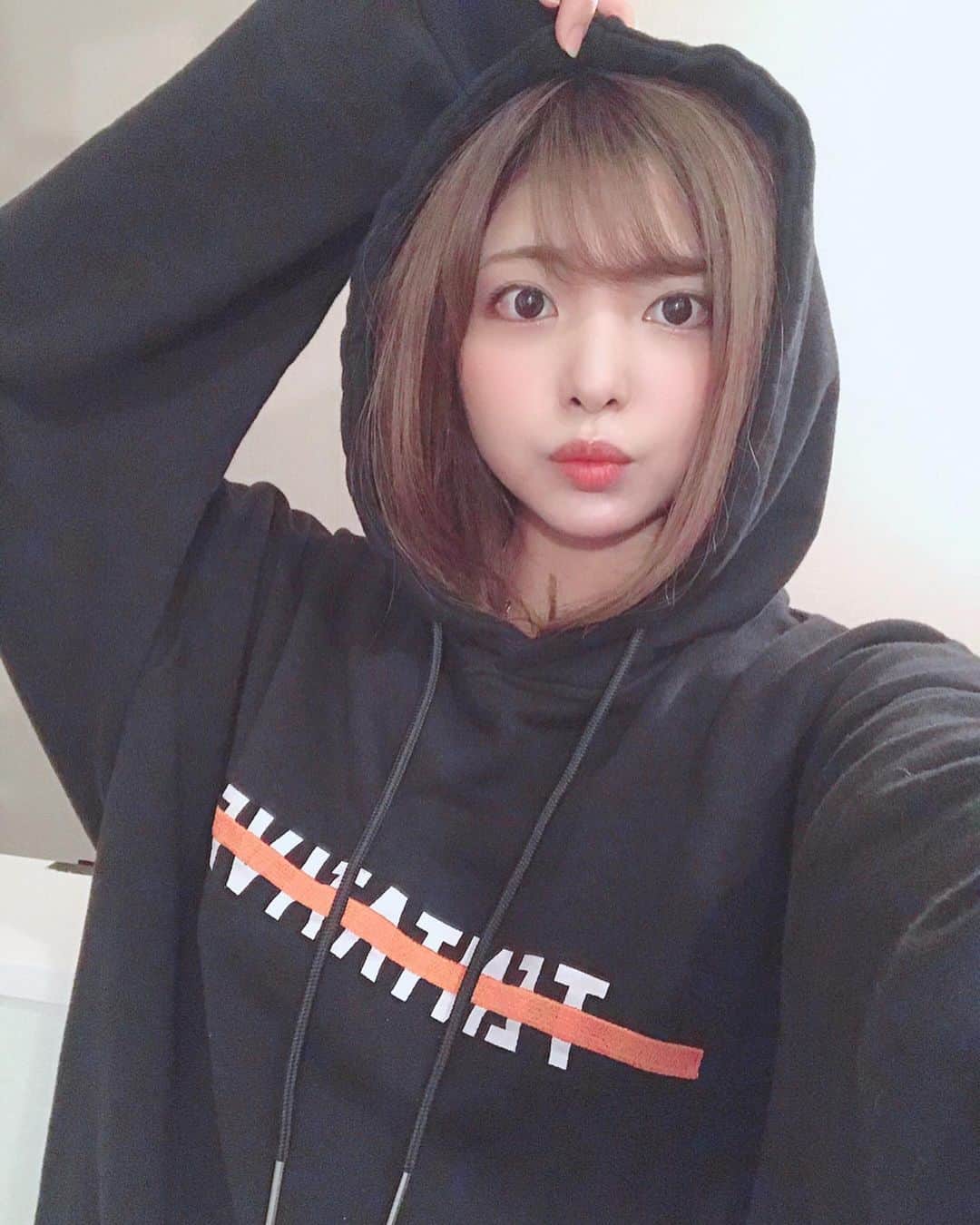 のインスタグラム：「@tentative.official のトレーナー﻿ 暖かいのに着心地も良くて外でも家でも着てる🦑﻿ ﻿ Lサイズでゆるゆる着るの可愛くてお気に入り！﻿ ﻿ ユニセックスだよ🍒🎱🍒🎱﻿ ﻿ ﻿ ﻿ ﻿ ﻿ ﻿ ﻿ ﻿ ﻿ #tentative #fashion #street #ootd #japan #japanese #tokyo#girl #instagood #instamood #photography #西谷麻糸呂 #ファッション #ファッションコーデ #ファッションコーディネート #カジュアル #tentativewear #モデル」