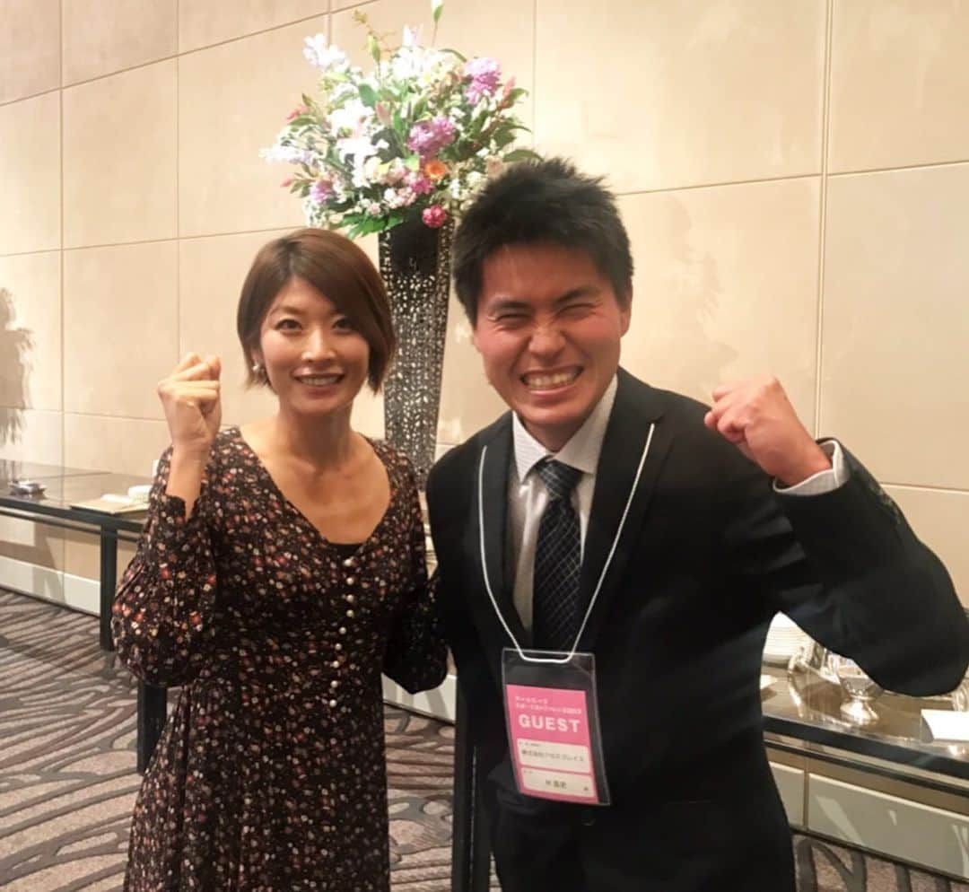 西谷綾子のインスタグラム：「✴︎ ものまねアスリート芸人M高史くんと♡ @mtakashi24034  いつもMくんの情熱に感動する☺️❣️ 来週からホノルルで一緒にお仕事〜🤗🌺 ・ ランナーズの中川さんと久々の再会に喜び☺️🎶 実は、私のランニング人生の始まりは 中川さんのおかげです💞 ・ 2007年あるイベントで 私のことを遠ーーくから見てくださっていて、 その後、ランナーズの表紙モデル2007年12月号、 2008年7月号。そして、2009年は 年間表紙モデルに抜擢して頂きました😭‼︎ ・ ランナーズの方達とお会いすると いつも家族のように温かく接してくださるので 心がホッとします☺️♨️ ・ #中川さんとの出会いは21歳  #12年前 #これまでにランを通じて多くの出逢いやキッカケが #初ハーフ2009年9月  #初フル2010年10月 #2010年10月高橋尚子さんに出逢う ♡♡」