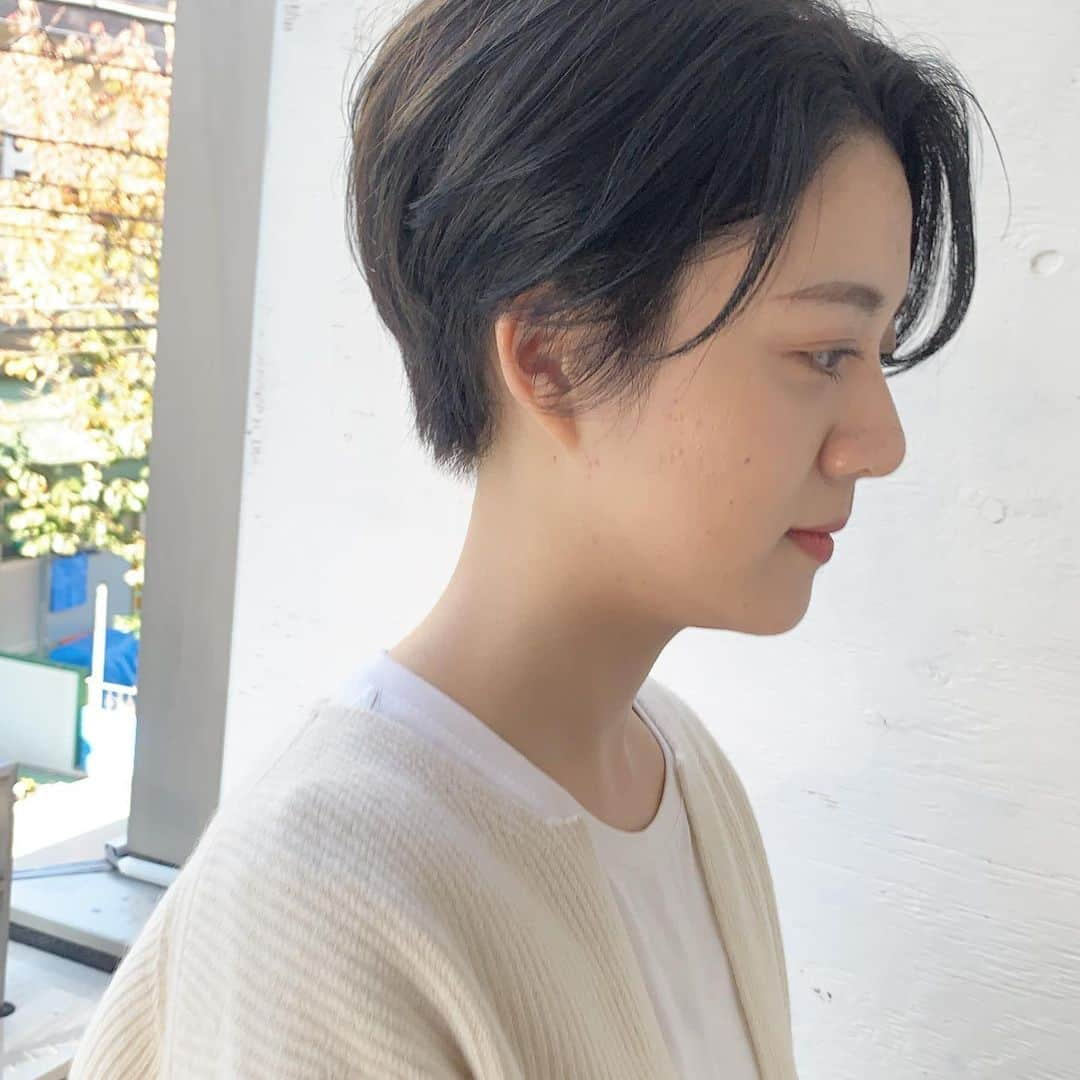 並木一樹さんのインスタグラム写真 - (並木一樹Instagram)「ビフォーアフターでカットカラーでチェンジ🌿 ・ 冬に向けて黒に近いダークトーンのオリーブアッシュも人気です🌿🌿🌿 ・ コンパクトなショートはやっぱ可愛い！🌿🌿 #hair#cut #bob#color #namikihair #short #ショートヘア #ベリーショート #ハンサムショート #パーマヘア#ショートパーマ #トランクスヘアー #小顔ショート#ダークアッシュ#ビフォーアフター#ヘアチェンジ #アッシュカラー#アッシュベージュ#パールアッシュ」11月29日 22時39分 - casi_namiki