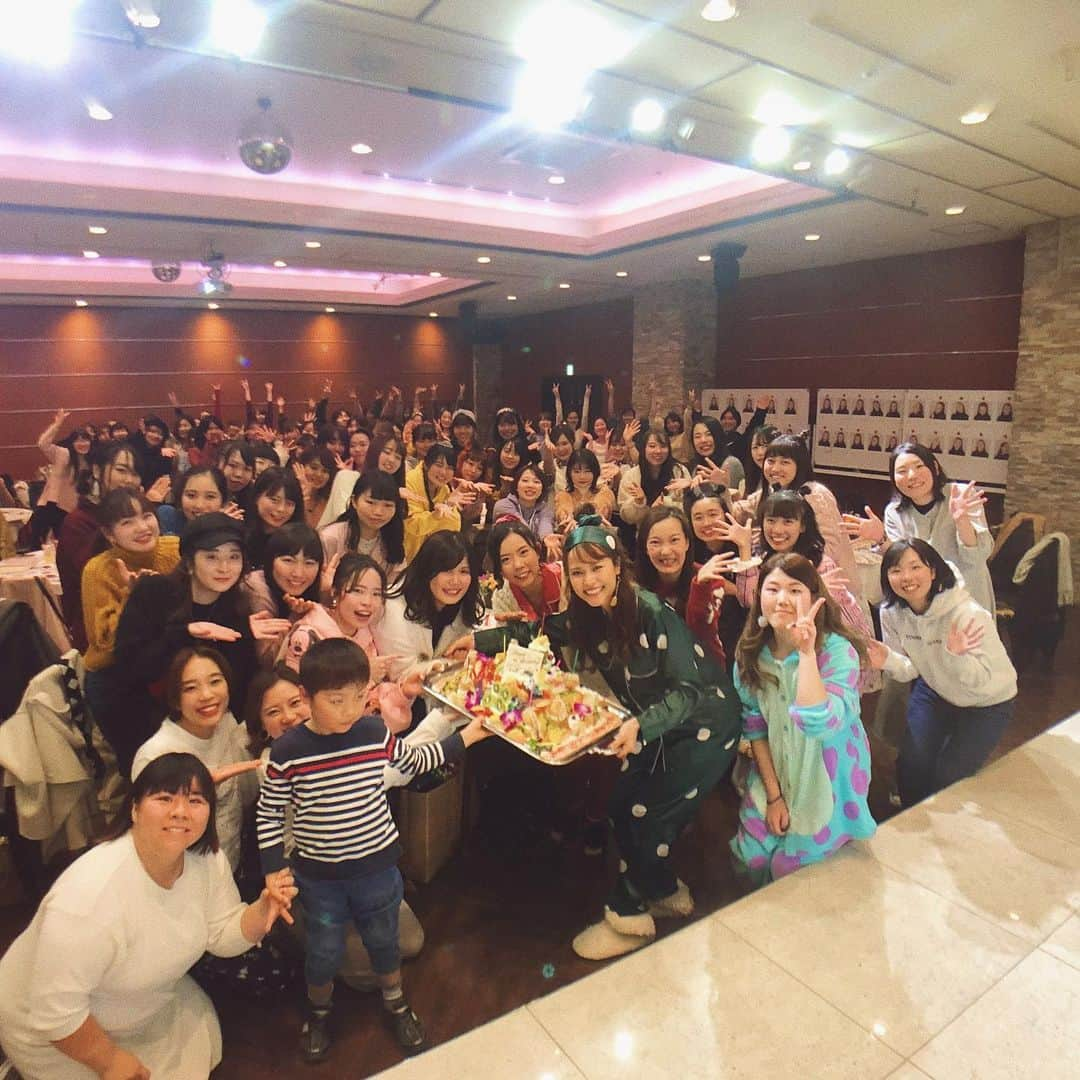 MiracleVellMagicさんのインスタグラム写真 - (MiracleVellMagicInstagram)「I am just so overwhelmed. So lucky to have you guys in my life☺️❤︎ 大阪。大阪！初めての、大阪でのイベント！！なんか嬉しくってさ、ずっと体が変な動きしちゃったな。グリーティングでは、初めましての子、久しぶり〜の子、涙を流してくれる子、、、みーんなとハグハグ。私はなんて幸せな人間なんだろうなぁ。みんなが私の人生に関わってくれていること、私の誇りだよ。 おおきに！！明日の朝まで、大阪おるで〜〜〜🥴じゃこれからホテルのお風呂に入ってきます！大阪風呂！ふふふふ♨️ #ベルのお誕生日パーティー」11月29日 22時51分 - miraclevellmagic