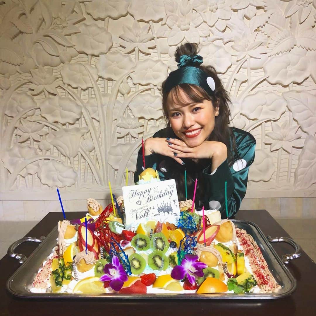 MiracleVellMagicのインスタグラム：「I am just so overwhelmed. So lucky to have you guys in my life☺️❤︎ 大阪。大阪！初めての、大阪でのイベント！！なんか嬉しくってさ、ずっと体が変な動きしちゃったな。グリーティングでは、初めましての子、久しぶり〜の子、涙を流してくれる子、、、みーんなとハグハグ。私はなんて幸せな人間なんだろうなぁ。みんなが私の人生に関わってくれていること、私の誇りだよ。 おおきに！！明日の朝まで、大阪おるで〜〜〜🥴じゃこれからホテルのお風呂に入ってきます！大阪風呂！ふふふふ♨️ #ベルのお誕生日パーティー」