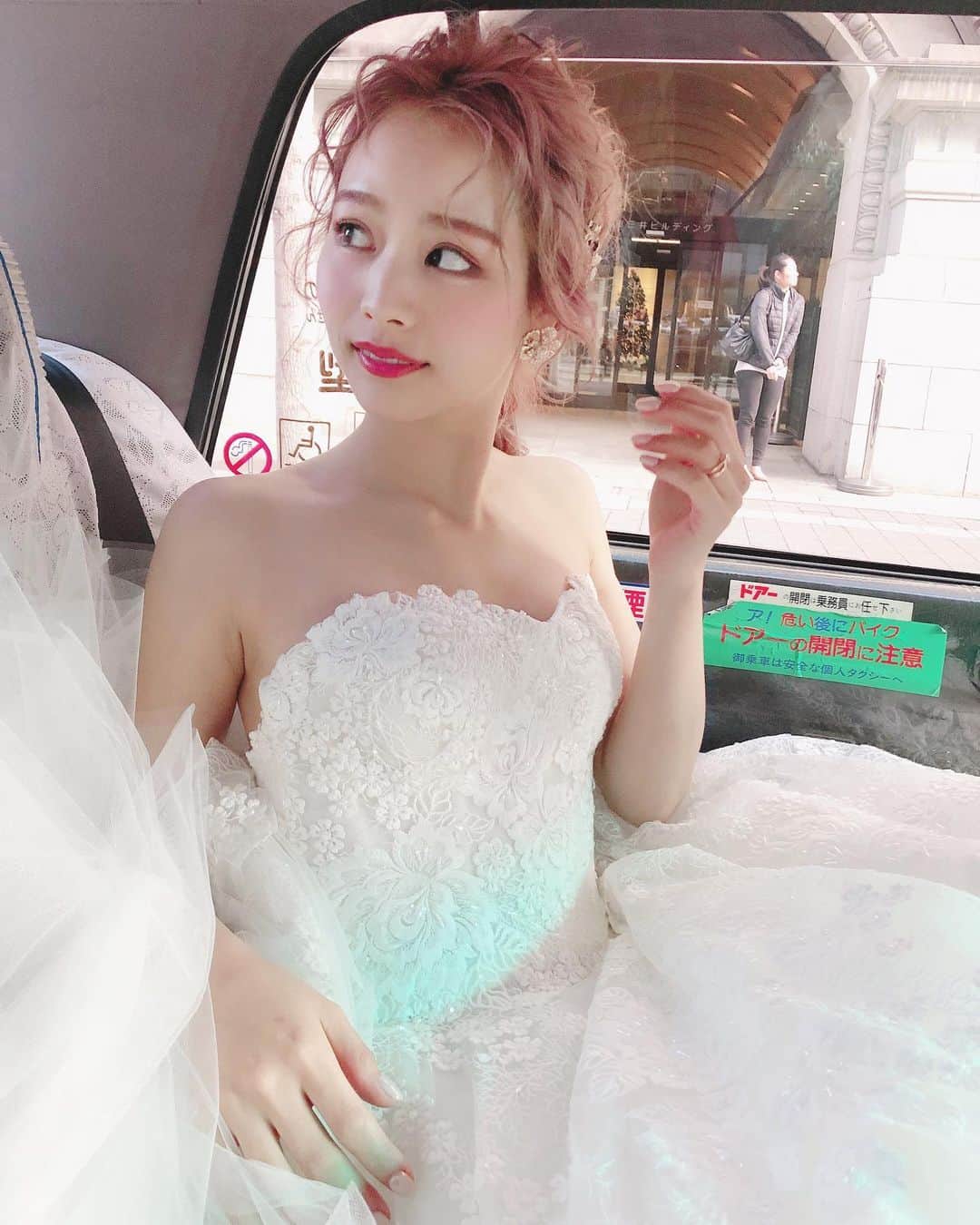 のインスタグラム：「ㅤㅤㅤㅤㅤㅤㅤㅤㅤㅤㅤㅤㅤ ドレスでタクシー乗るの本当大変😂 色んな人のサポートあって 結婚式までたどり着くと改めて実感した😭❤️ いつも支えてくれているみんなありがとう🙇‍♀️ いつも協力的に楽しんで 何でもしてくれる旦那さんにもほんまに感謝や🙏 ㅤㅤㅤㅤㅤㅤㅤㅤㅤㅤㅤㅤㅤ #ウェディングドレス #タクシー#ドレス#ヘアメイク#ドレスモア#dressmore#instyleweddingkyoto #結婚式前撮り#プレ花嫁#花嫁#ドレスヘアメイク#ドレスヘアアレンジ #結婚式#結婚式ヘアアレンジ#as22_wedding」