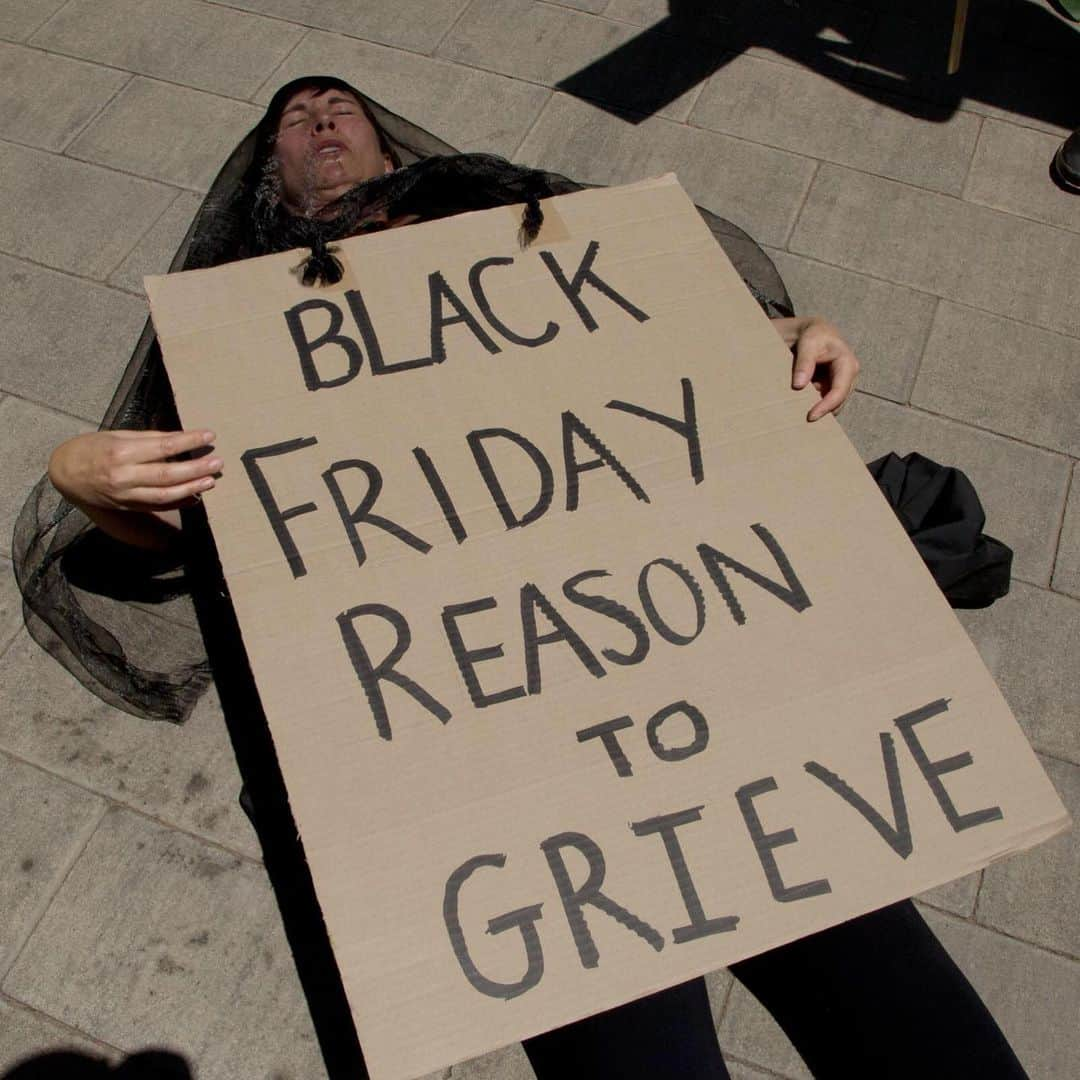 CNNさんのインスタグラム写真 - (CNNInstagram)「Follow ➡️ @cnnclimate ➡️ People around the world taking part in strikes on Black Friday to call attention to the global climate crisis 🌏 The protests are part of Fridays for Future, a youth-driven movement that started after teenage Swedish climate activist Greta Thunberg skipped school and staged sit-ins on Fridays outside the Swedish Parliament. Organizers have encouraged would-be shoppers on Black Friday to boycott the holiday and focus on the degeneration of the planet by joining the climate strikes. (📸: Arun Sankara/AFP via Getty Images, Denis Farrell/AP, Carl Court/Getty Images, Marco Bertorello/AFP via Getty Images, Andreas Solaro/AFP via Getty Images and Charly Triballeau/AFP via Getty Images)」11月29日 22時59分 - cnn