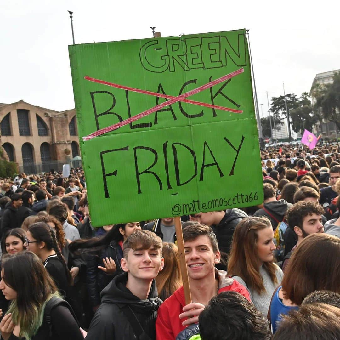 CNNさんのインスタグラム写真 - (CNNInstagram)「Follow ➡️ @cnnclimate ➡️ People around the world taking part in strikes on Black Friday to call attention to the global climate crisis 🌏 The protests are part of Fridays for Future, a youth-driven movement that started after teenage Swedish climate activist Greta Thunberg skipped school and staged sit-ins on Fridays outside the Swedish Parliament. Organizers have encouraged would-be shoppers on Black Friday to boycott the holiday and focus on the degeneration of the planet by joining the climate strikes. (📸: Arun Sankara/AFP via Getty Images, Denis Farrell/AP, Carl Court/Getty Images, Marco Bertorello/AFP via Getty Images, Andreas Solaro/AFP via Getty Images and Charly Triballeau/AFP via Getty Images)」11月29日 22時59分 - cnn