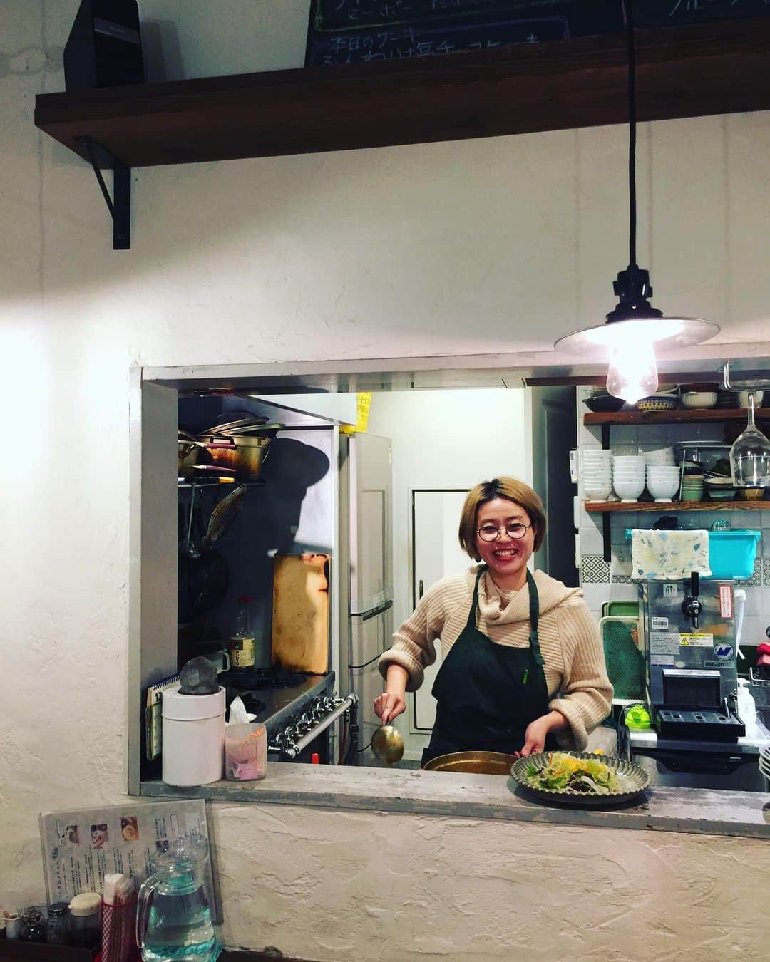 橋本塁さんのインスタグラム写真 - (橋本塁Instagram)「春の写真展の時にも通った 姪浜にある「midori食堂」にスタッフのみんなでお邪魔！店主のルイちゃんの腰の手術から復活して3日から夜の部も復活！めちゃくちゃ美味しかった！姪浜にお越しの際は是非！バックホーン大好きルイちゃんがお待ちしてます♪ #midori食堂 #姪浜 #福岡グルメ #食堂 #定食 #姪浜グルメ #thebackhorn」11月29日 22時58分 - ruihashimoto