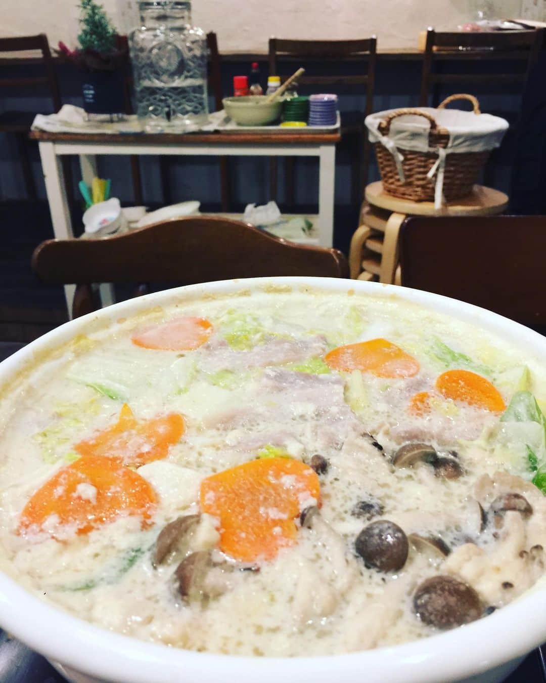 橋本塁さんのインスタグラム写真 - (橋本塁Instagram)「春の写真展の時にも通った 姪浜にある「midori食堂」にスタッフのみんなでお邪魔！店主のルイちゃんの腰の手術から復活して3日から夜の部も復活！めちゃくちゃ美味しかった！姪浜にお越しの際は是非！バックホーン大好きルイちゃんがお待ちしてます♪ #midori食堂 #姪浜 #福岡グルメ #食堂 #定食 #姪浜グルメ #thebackhorn」11月29日 22時58分 - ruihashimoto