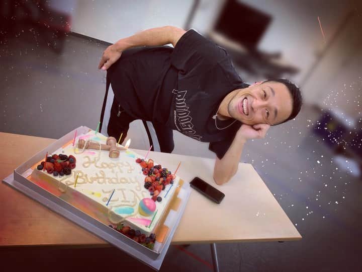 荒木駿平のインスタグラム：「𝙷𝙰𝙿𝙿𝚈𝙱𝙸𝚁𝚃𝙷𝙳𝙰𝚈‼️𝐙𝐈𝐍さん❗️🎂🥂🎉﻿ ﻿ いつもカッコいい背中をありがとうございます🕴﻿ ステキな一年になりますように💫﻿ ﻿ #ayumihamasaki  #promisedland #dancerzin ﻿」