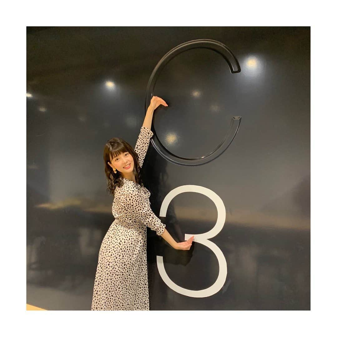 佐藤梨那さんのインスタグラム写真 - (佐藤梨那Instagram)「両腕で「C」ができるまで。 これが意外と難しい…  と、まあふざけておりますが！  今夜のバズリズム02は バズリズムLIVE2019 DAY1の 模様をお届けします‼︎ ☆  それぞれのアーティストと ライブに来ているお客さんの 一体感は気持ち良かったなぁ🥺✨ ♪  圧巻のライブをぜひご覧下さい‼︎✨ ．  バズライブも ベストアーティストも終わり、 もうすぐ12月🎄✨」11月29日 22時53分 - sato_lina