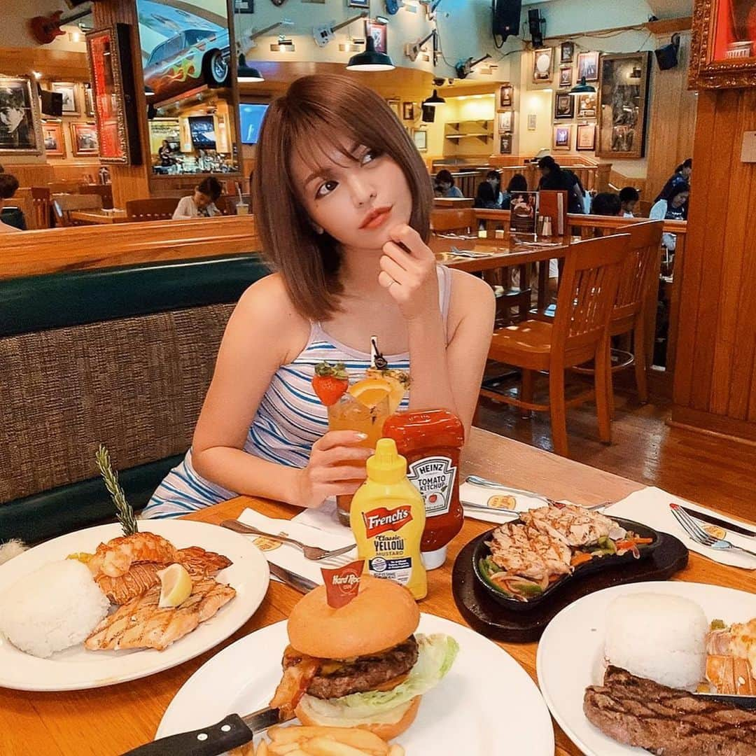 ななぴさんのインスタグラム写真 - (ななぴInstagram)「Hard Rock Cafe🎸﻿ 初めてきたけど店内すごく可愛いし﻿ ご飯ボリューミーだしすごく気に入りました🍔﻿ ﻿ この日まで雨だったんだけど﻿ プレジャーアイランドは﻿ 雨でも楽しめる施設いっぱいで﻿ ほんとに助かりました😭💦﻿ ﻿ 最終日は晴れてくれたから﻿ すごくよかったのでまた載せるね☀️﻿ ﻿ ワンピースは韓国で買った🇰🇷﻿ お気に入りのぴちわんぴ✌🏻うふ﻿ ﻿ ﻿ #HardRockCafe #Guam #ハードロックカフェ　#プレジャーアイランド﻿ #ワンピ　#ボーダーワンピ　#グアムグルメ　#humberger #グアム旅行 #女子旅」11月29日 22時54分 - __nanapgram__