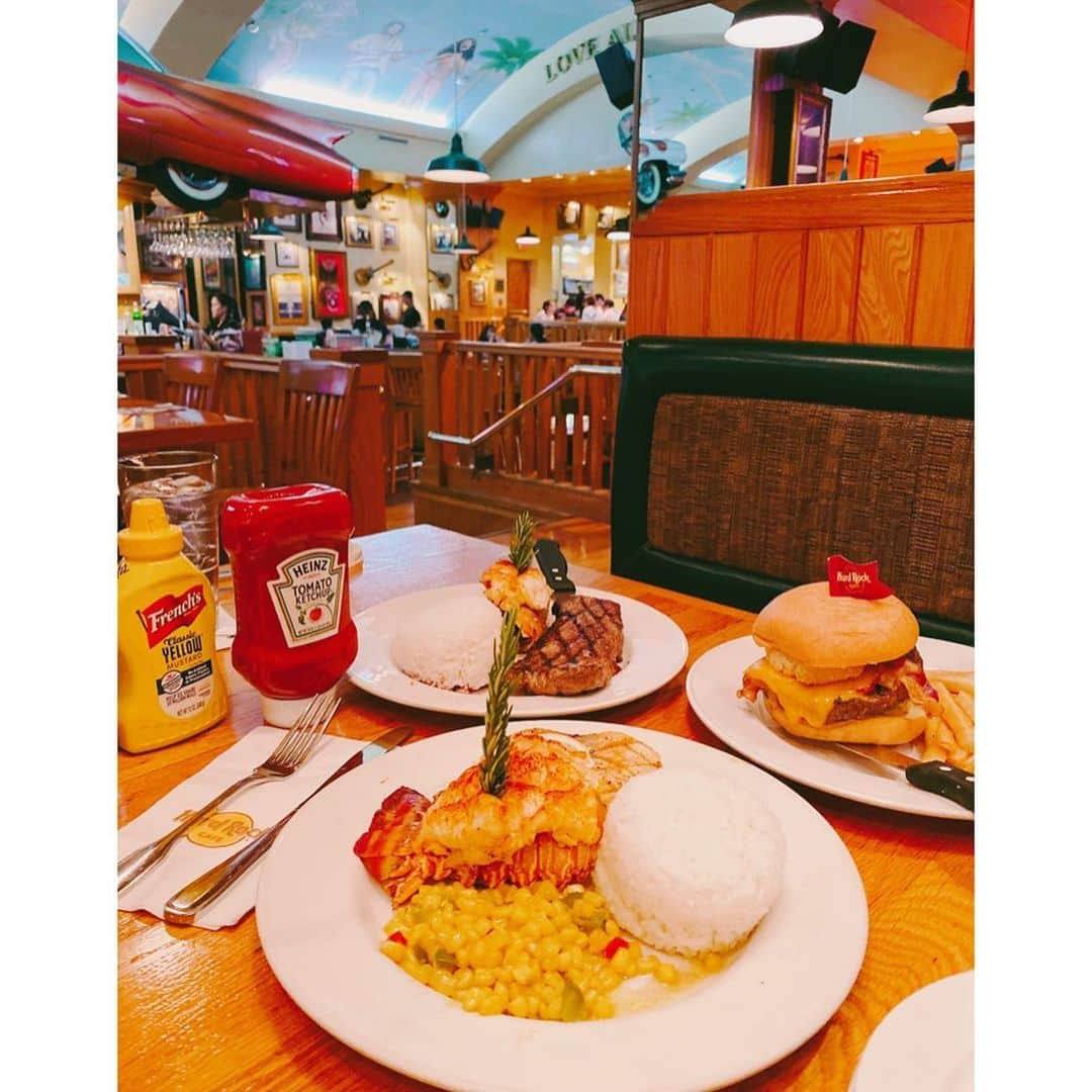 ななぴさんのインスタグラム写真 - (ななぴInstagram)「Hard Rock Cafe🎸﻿ 初めてきたけど店内すごく可愛いし﻿ ご飯ボリューミーだしすごく気に入りました🍔﻿ ﻿ この日まで雨だったんだけど﻿ プレジャーアイランドは﻿ 雨でも楽しめる施設いっぱいで﻿ ほんとに助かりました😭💦﻿ ﻿ 最終日は晴れてくれたから﻿ すごくよかったのでまた載せるね☀️﻿ ﻿ ワンピースは韓国で買った🇰🇷﻿ お気に入りのぴちわんぴ✌🏻うふ﻿ ﻿ ﻿ #HardRockCafe #Guam #ハードロックカフェ　#プレジャーアイランド﻿ #ワンピ　#ボーダーワンピ　#グアムグルメ　#humberger #グアム旅行 #女子旅」11月29日 22時54分 - __nanapgram__