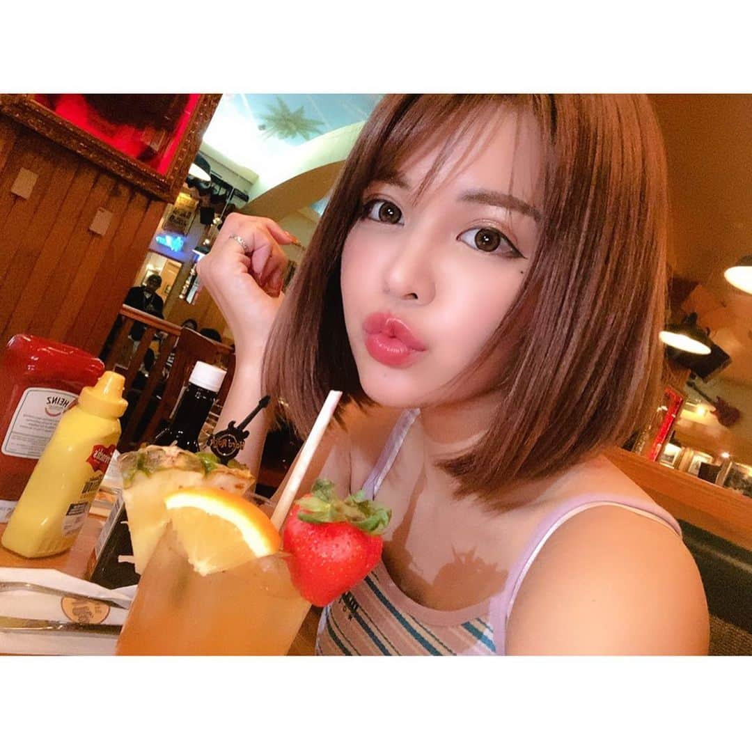 ななぴさんのインスタグラム写真 - (ななぴInstagram)「Hard Rock Cafe🎸﻿ 初めてきたけど店内すごく可愛いし﻿ ご飯ボリューミーだしすごく気に入りました🍔﻿ ﻿ この日まで雨だったんだけど﻿ プレジャーアイランドは﻿ 雨でも楽しめる施設いっぱいで﻿ ほんとに助かりました😭💦﻿ ﻿ 最終日は晴れてくれたから﻿ すごくよかったのでまた載せるね☀️﻿ ﻿ ワンピースは韓国で買った🇰🇷﻿ お気に入りのぴちわんぴ✌🏻うふ﻿ ﻿ ﻿ #HardRockCafe #Guam #ハードロックカフェ　#プレジャーアイランド﻿ #ワンピ　#ボーダーワンピ　#グアムグルメ　#humberger #グアム旅行 #女子旅」11月29日 22時54分 - __nanapgram__