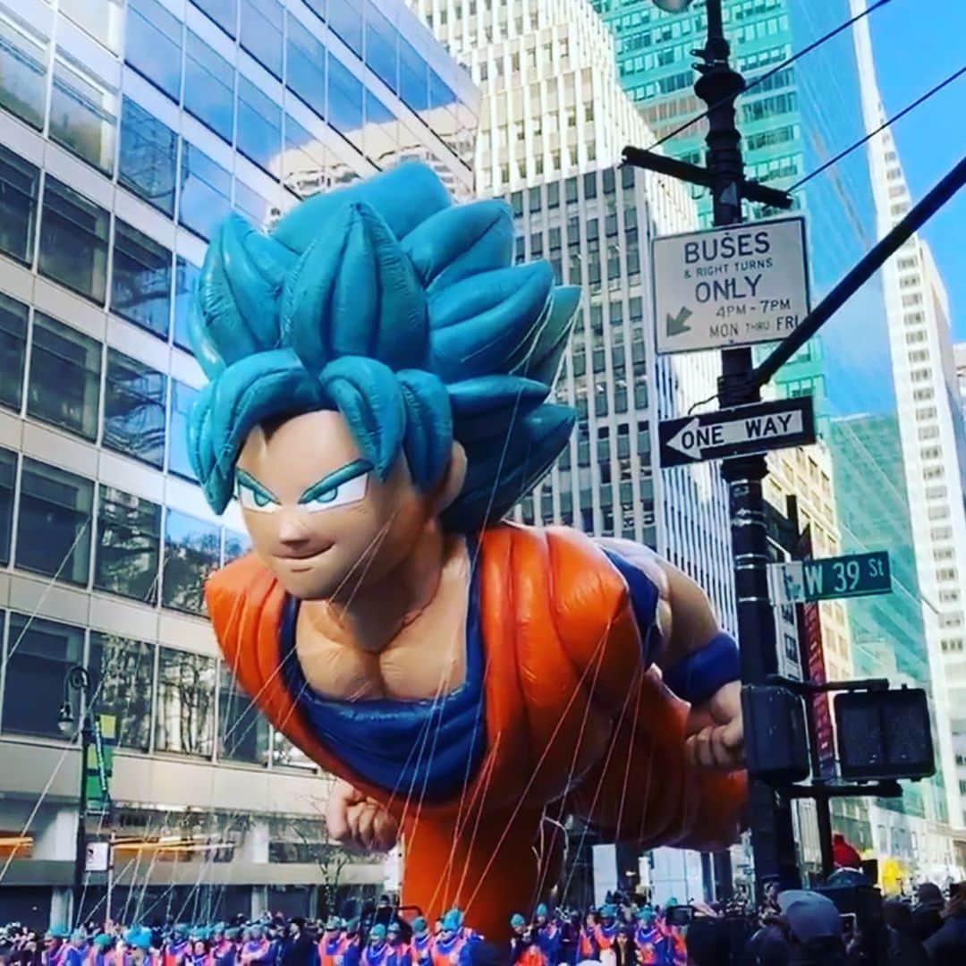 ヴラダ・ロスリャコヴァのインスタグラム：「I’m thankful for you guys! Seems like I was the only one who didn’t know who this guy with blue hair is 🤷‍♀️ in case someone doesn’t know- it is Sungoku, a superhero from Japanese anime Dragon Ball. Thanksgiving parade in New York is a great entertainment which starts at 9, and goes until noon, yesterday was quite windy, therefore most of balloons were not as high in the air as usually, but it was still quite spectacular event.」