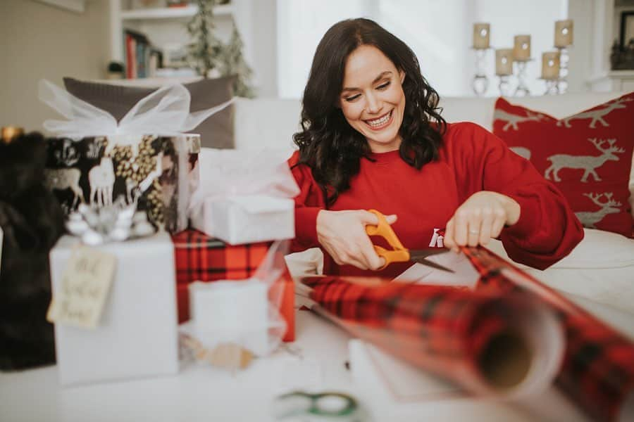 テッサ・ヴァーチュさんのインスタグラム写真 - (テッサ・ヴァーチュInstagram)「Finally home and embracing the holiday season in full force ☺️🎁🎄 . Fortunately, AIR MILES is making it easier than ever to get and use Miles on the hottest gifts with AIR MILES Holiday Central. The only question is, what will you do with all the time you save?! I plan on savouring it with the people I love ❤️ . Check out the link in my bio to see how AIR MILES Holiday Central can bring you closer to unforgettable holiday memories! . #MilesBringYouCloser #Sponsored」11月29日 23時07分 - tessavirtue17